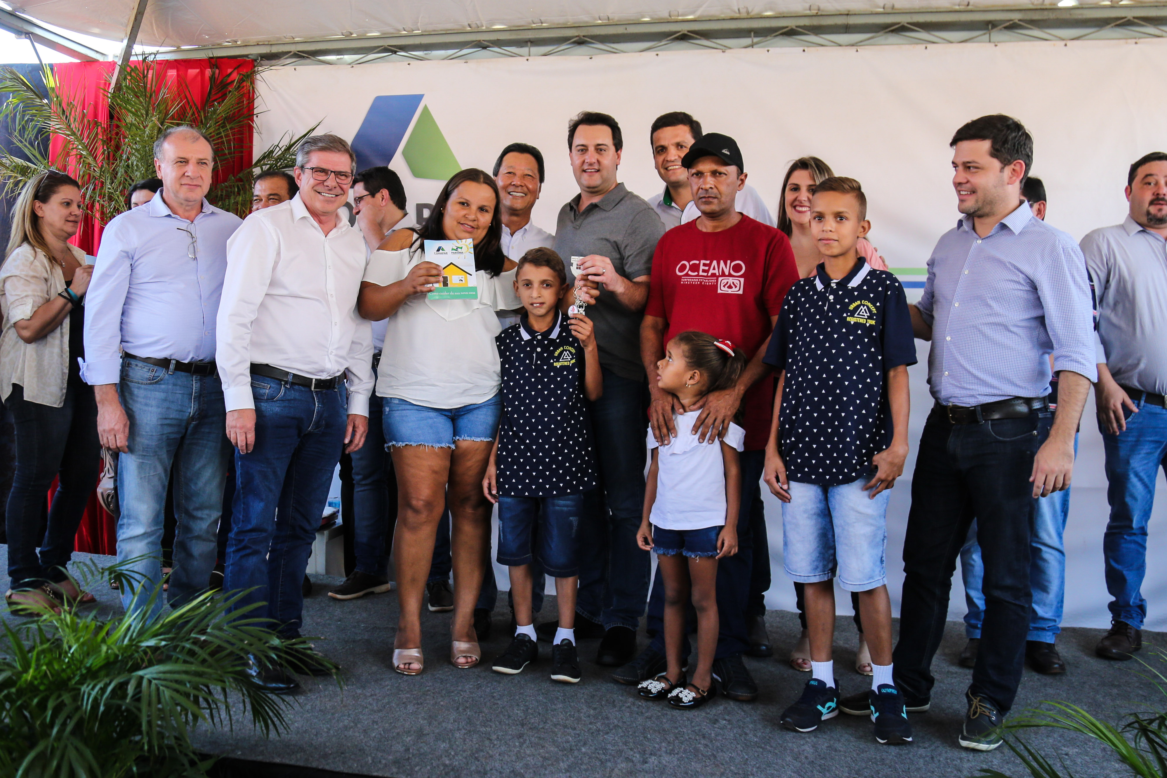 O governador Carlos Massa Ratinho Junior participa nesta sexta-feira (12) da inauguração do residencial Manoel Bono Belascuzas e entrega as chaves da casa própria para 44 famílias de Nova Londrina, no Noroeste do Estado. O empreendimento foi construído em um trabalho integrado do Governo do Estado, por meio da Cohapar, Copel e Sanepar, com o governo federal e a prefeitura. Nova Londrina, 12/04/2019 - Foto: Geraldo Bubniak/ANPr