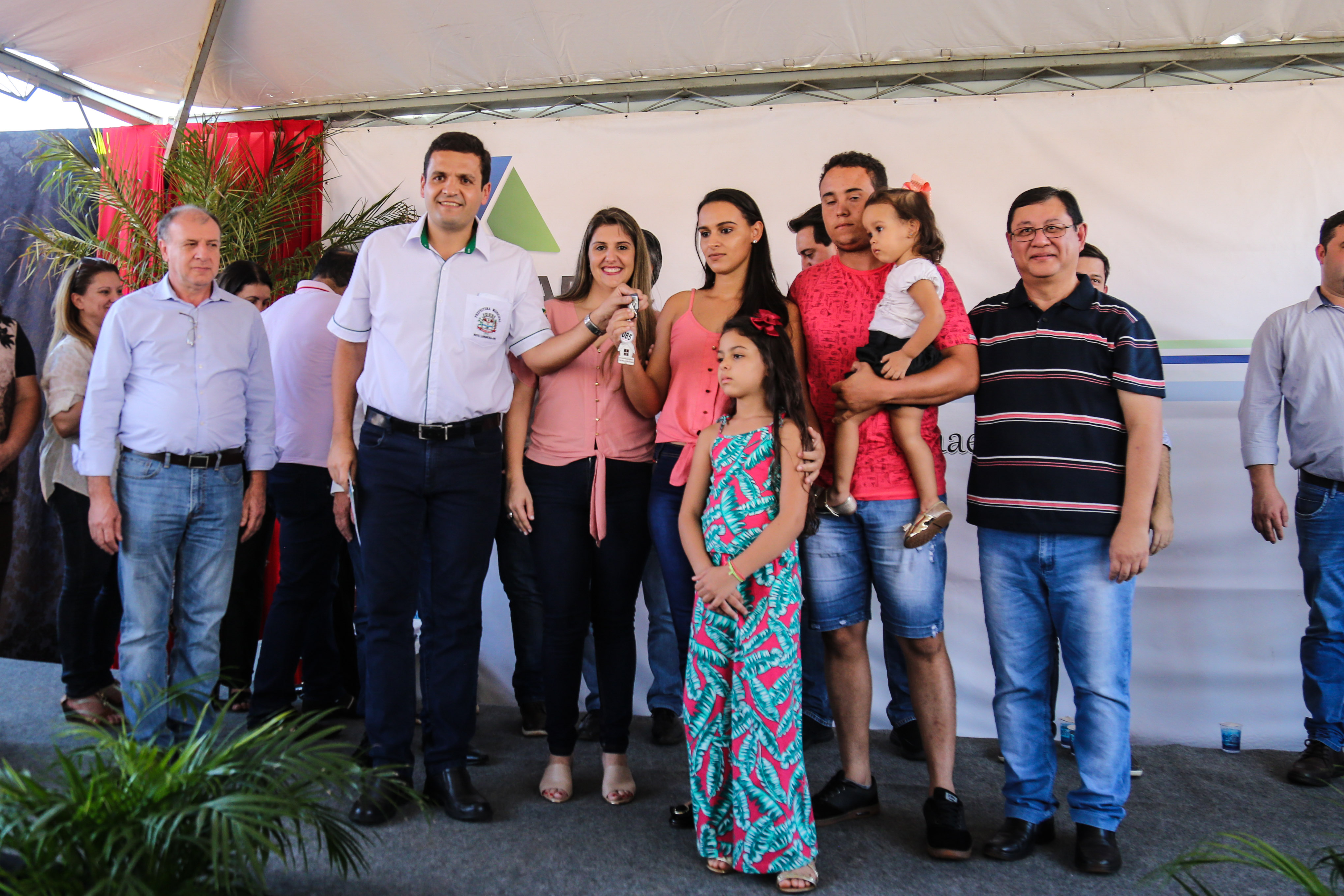 O governador Carlos Massa Ratinho Junior participa nesta sexta-feira (12) da inauguração do residencial Manoel Bono Belascuzas e entrega as chaves da casa própria para 44 famílias de Nova Londrina, no Noroeste do Estado. O empreendimento foi construído em um trabalho integrado do Governo do Estado, por meio da Cohapar, Copel e Sanepar, com o governo federal e a prefeitura. Nova Londrina, 12/04/2019 - Foto: Geraldo Bubniak/ANPr
