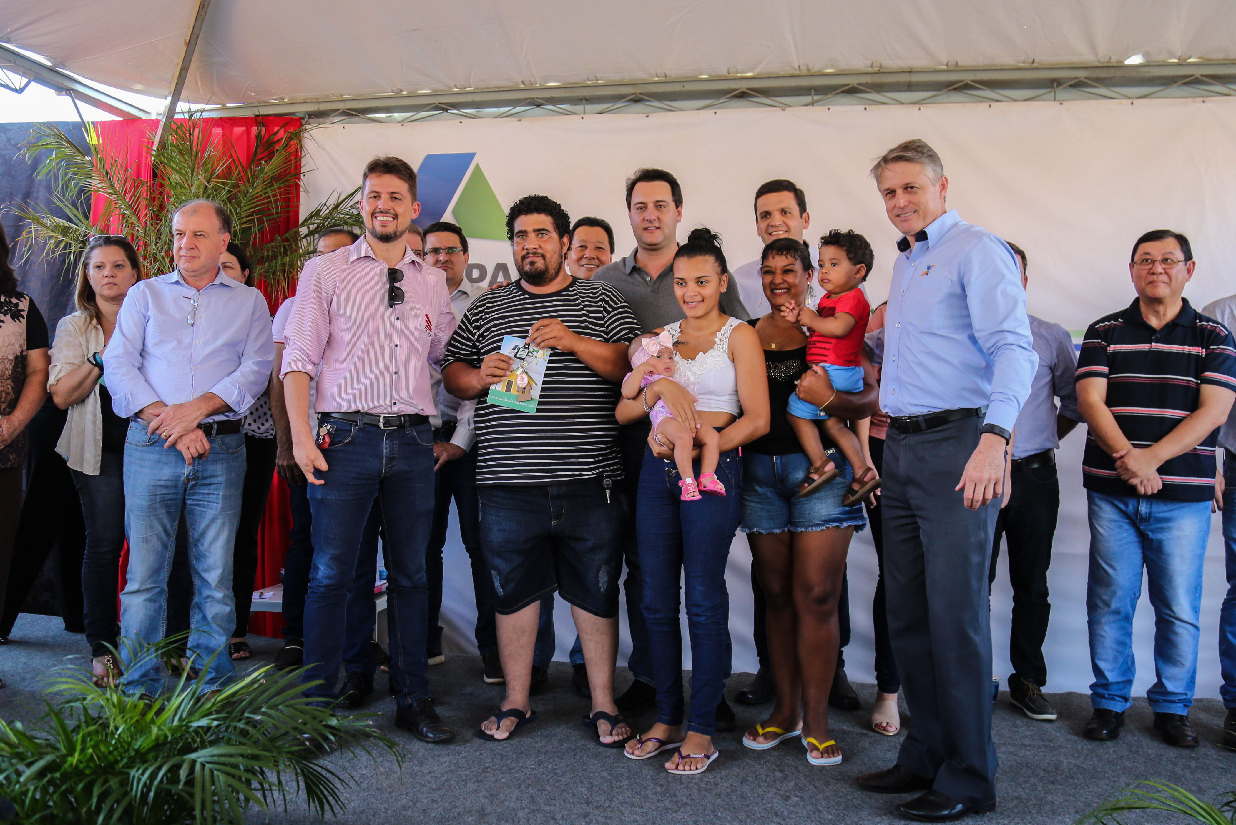 O governador Carlos Massa Ratinho Junior participa nesta sexta-feira (12) da inauguração do residencial Manoel Bono Belascuzas e entrega as chaves da casa própria para 44 famílias de Nova Londrina, no Noroeste do Estado. O empreendimento foi construído em um trabalho integrado do Governo do Estado, por meio da Cohapar, Copel e Sanepar, com o governo federal e a prefeitura. Nova Londrina, 12/04/2019 - Foto: Geraldo Bubniak/ANPr