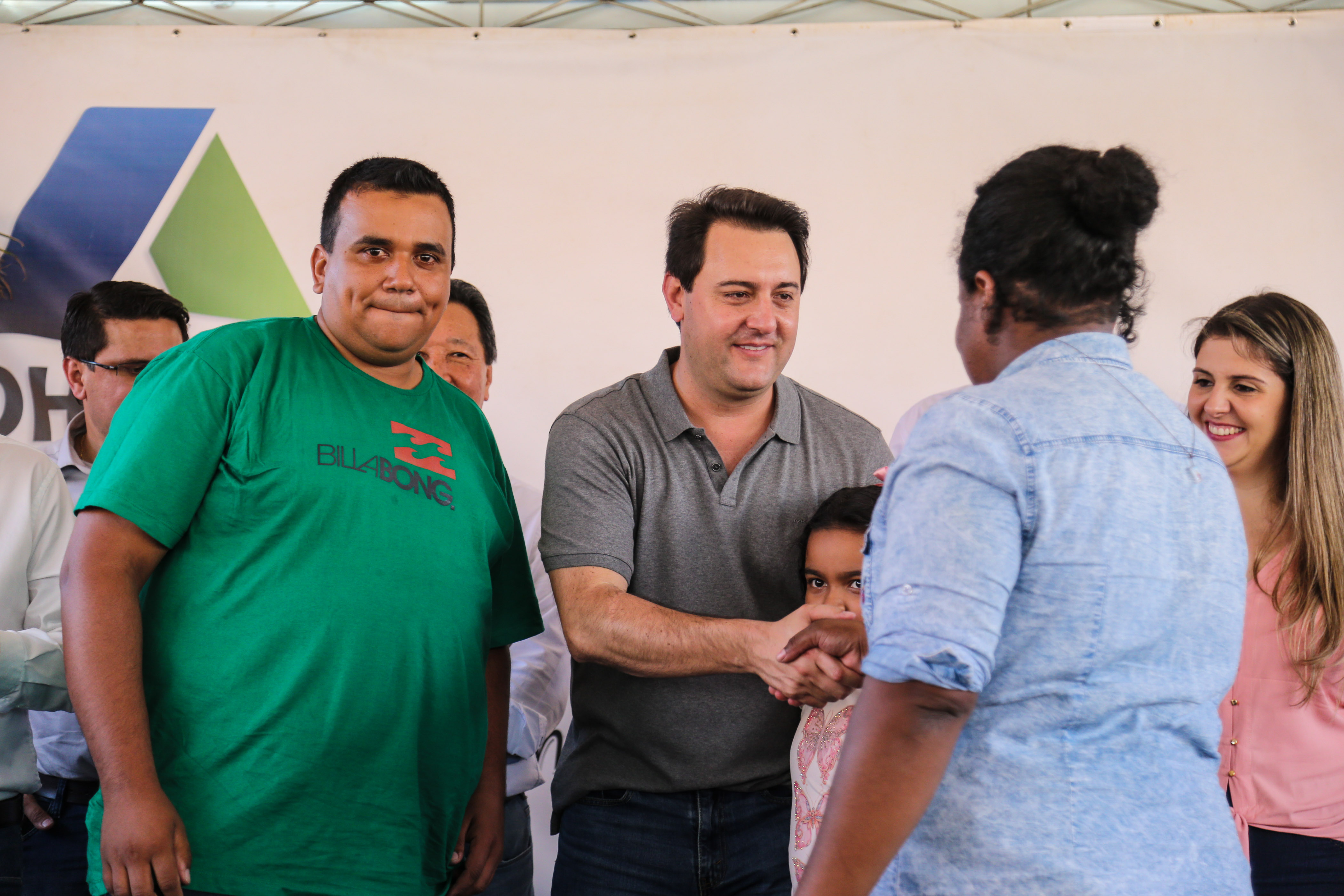 O governador Carlos Massa Ratinho Junior participa nesta sexta-feira (12) da inauguração do residencial Manoel Bono Belascuzas e entrega as chaves da casa própria para 44 famílias de Nova Londrina, no Noroeste do Estado. O empreendimento foi construído em um trabalho integrado do Governo do Estado, por meio da Cohapar, Copel e Sanepar, com o governo federal e a prefeitura. Nova Londrina, 12/04/2019 - Foto: Geraldo Bubniak/ANPr