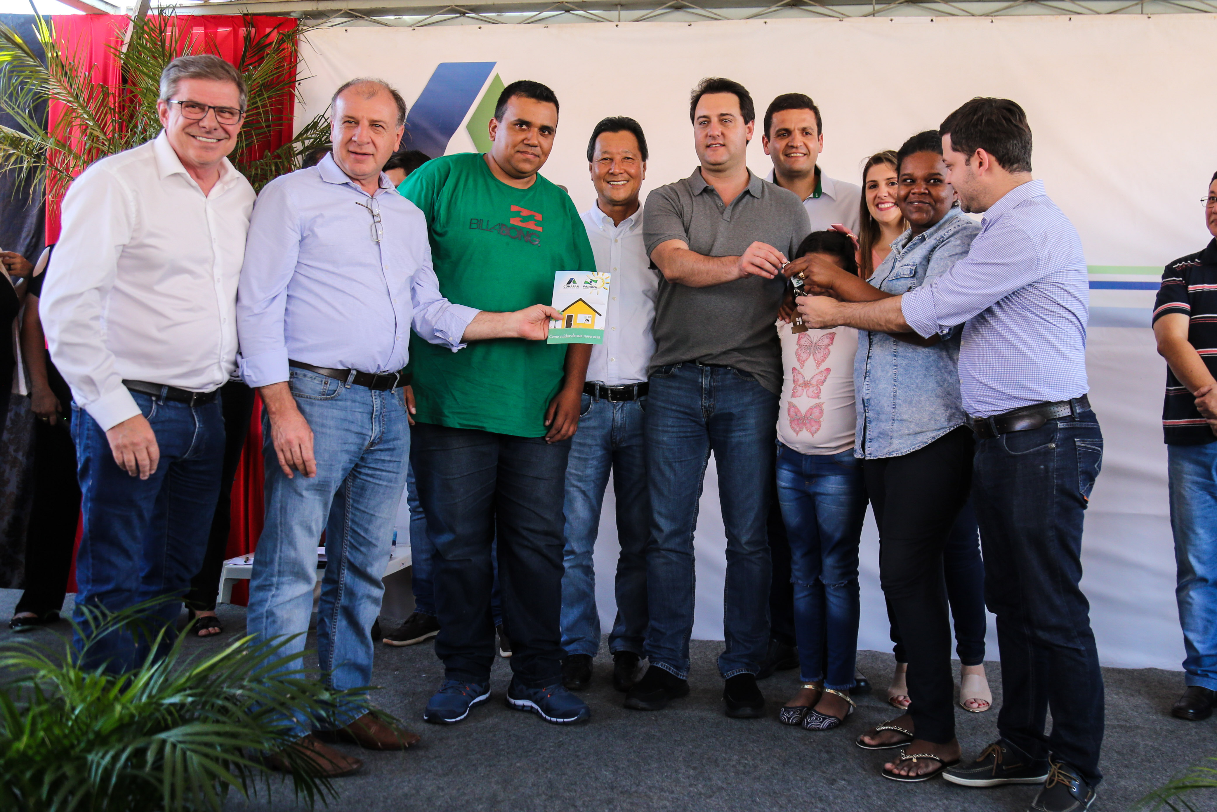 O governador Carlos Massa Ratinho Junior participa nesta sexta-feira (12) da inauguração do residencial Manoel Bono Belascuzas e entrega as chaves da casa própria para 44 famílias de Nova Londrina, no Noroeste do Estado. O empreendimento foi construído em um trabalho integrado do Governo do Estado, por meio da Cohapar, Copel e Sanepar, com o governo federal e a prefeitura. Nova Londrina, 12/04/2019 - Foto: Geraldo Bubniak/ANPr