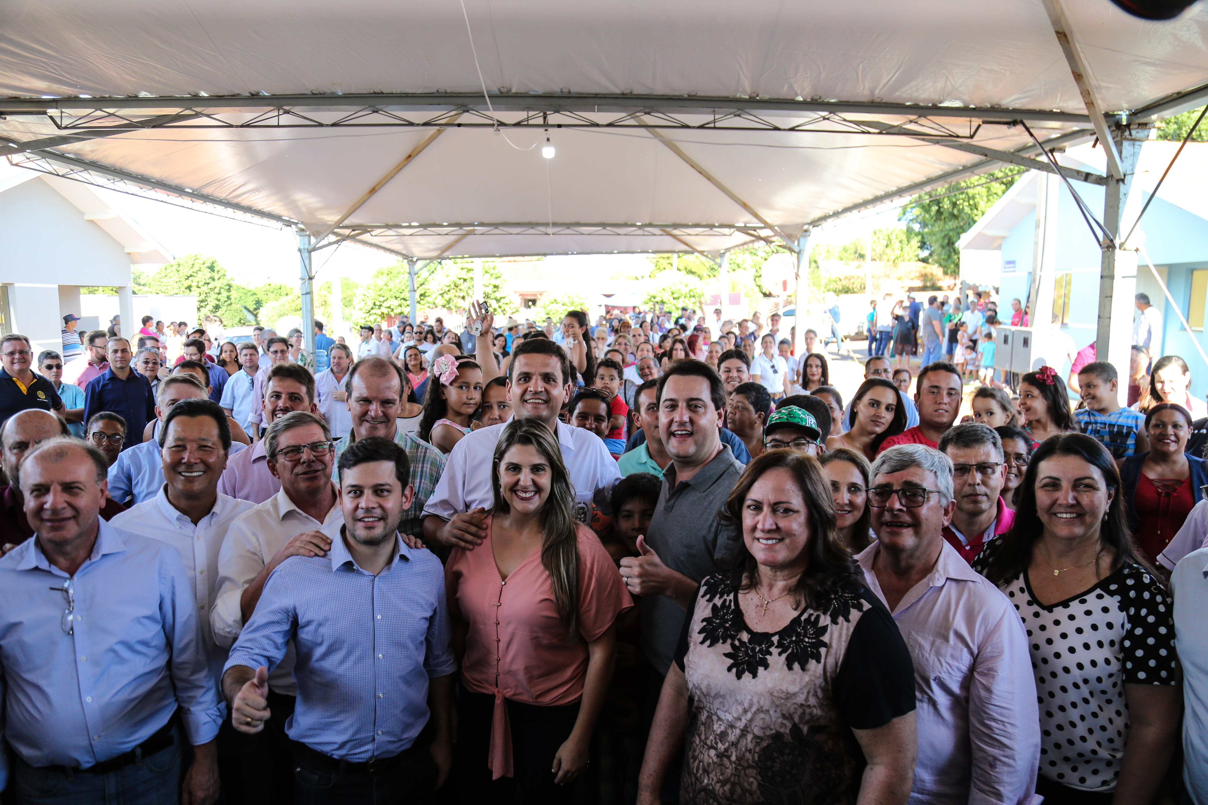 O governador Carlos Massa Ratinho Junior participa nesta sexta-feira (12) da inauguração do residencial Manoel Bono Belascuzas e entrega as chaves da casa própria para 44 famílias de Nova Londrina, no Noroeste do Estado. O empreendimento foi construído em um trabalho integrado do Governo do Estado, por meio da Cohapar, Copel e Sanepar, com o governo federal e a prefeitura. Nova Londrina, 12/04/2019 - Foto: Geraldo Bubniak/ANPr