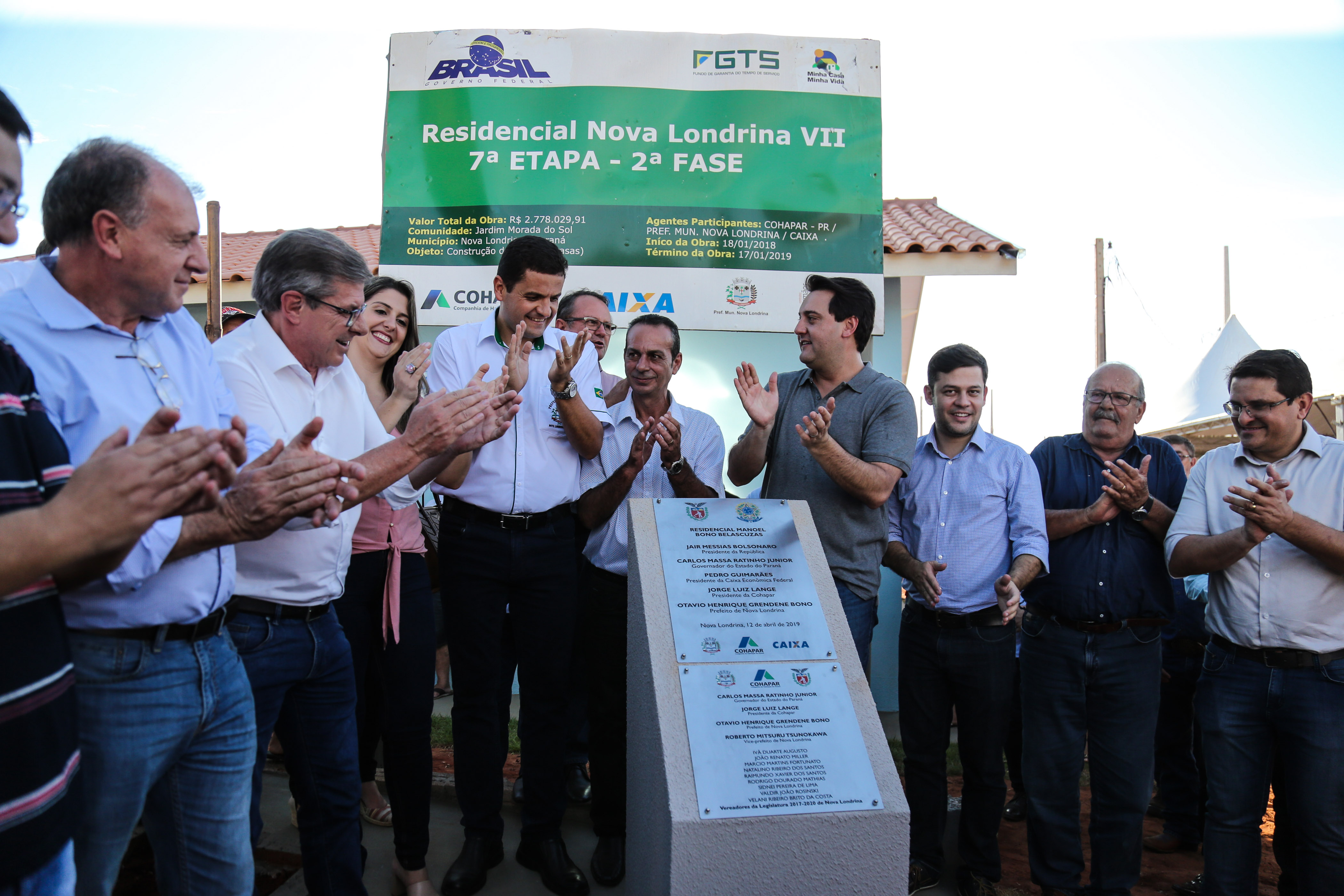 O governador Carlos Massa Ratinho Junior participa nesta sexta-feira (12) da inauguração do residencial Manoel Bono Belascuzas e entrega as chaves da casa própria para 44 famílias de Nova Londrina, no Noroeste do Estado. O empreendimento foi construído em um trabalho integrado do Governo do Estado, por meio da Cohapar, Copel e Sanepar, com o governo federal e a prefeitura. Nova Londrina, 12/04/2019 - Foto: Geraldo Bubniak/ANPr