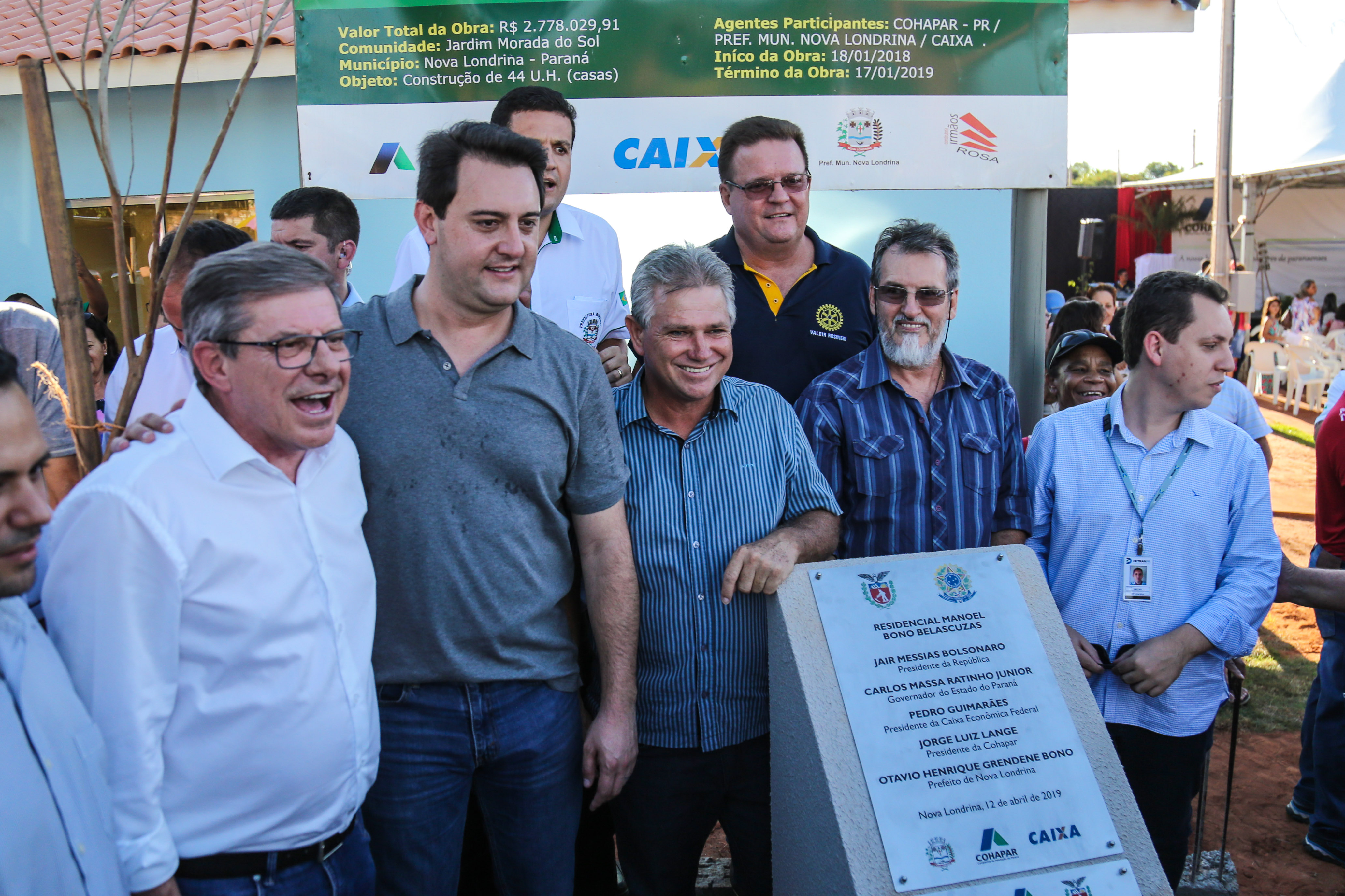 O governador Carlos Massa Ratinho Junior participa nesta sexta-feira (12) da inauguração do residencial Manoel Bono Belascuzas e entrega as chaves da casa própria para 44 famílias de Nova Londrina, no Noroeste do Estado. O empreendimento foi construído em um trabalho integrado do Governo do Estado, por meio da Cohapar, Copel e Sanepar, com o governo federal e a prefeitura. Nova Londrina, 12/04/2019 - Foto: Geraldo Bubniak/ANPr