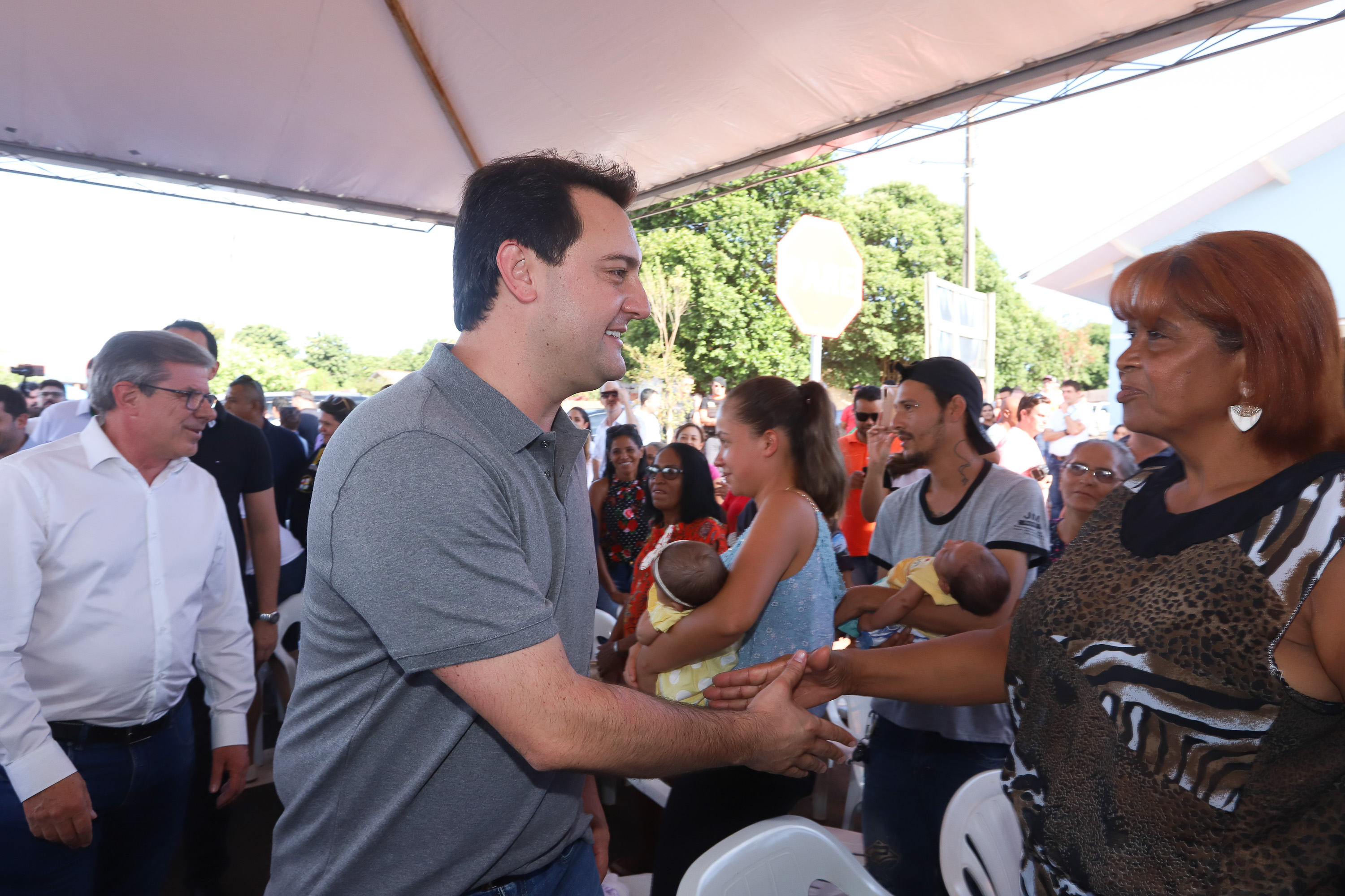 O governador Carlos Massa Ratinho Junior participa nesta sexta-feira (12) da inauguração do residencial Manoel Bono Belascuzas e entrega as chaves da casa própria para 44 famílias de Nova Londrina, no Noroeste do Estado. O empreendimento foi construído em um trabalho integrado do Governo do Estado, por meio da Cohapar, Copel e Sanepar, com o governo federal e a prefeitura. Nova Londrina, 12/04/2019 - Foto: Rodrigo Felix Leal/ANPr