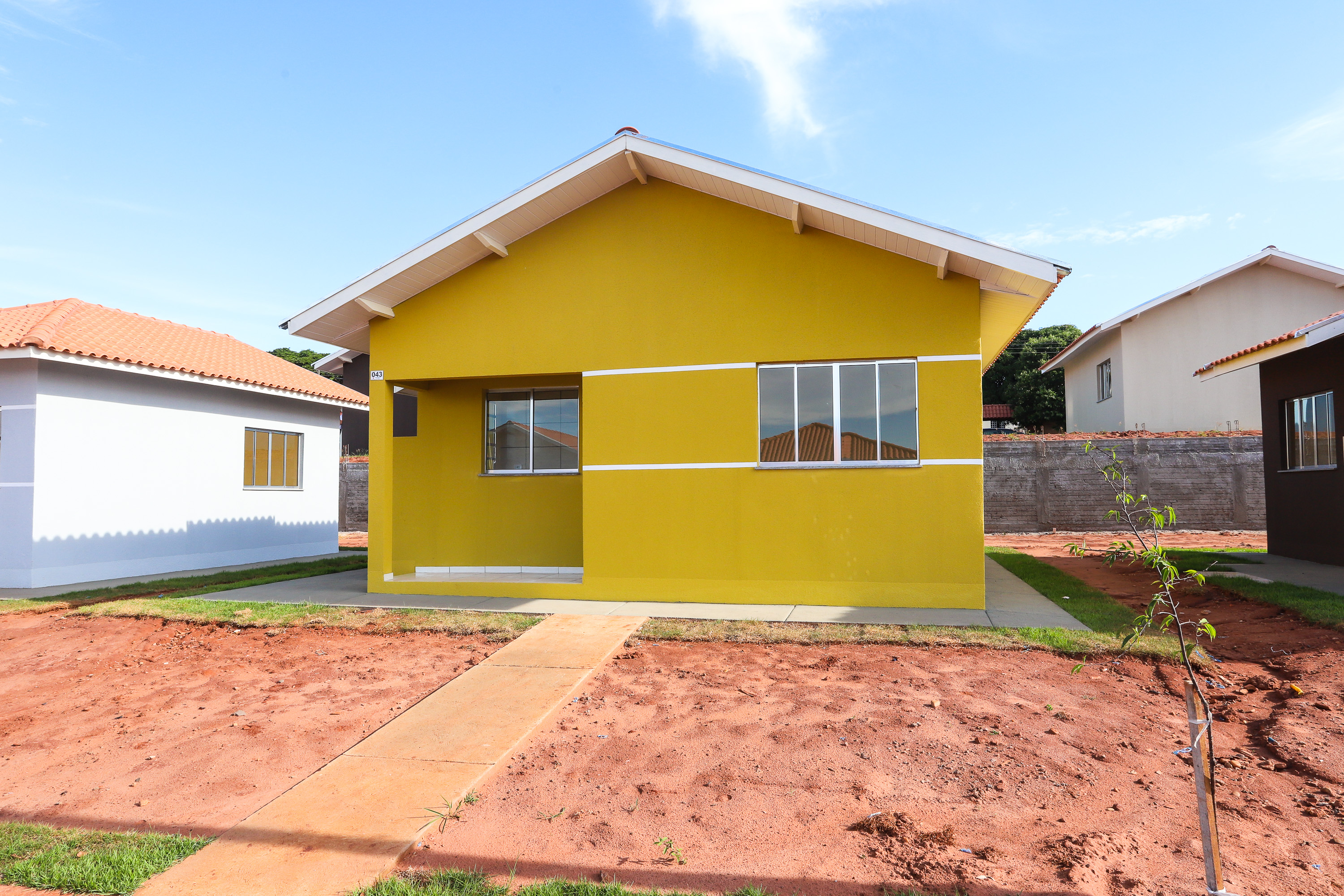 O governador Carlos Massa Ratinho Junior participa nesta sexta-feira (12) da inauguração do residencial Manoel Bono Belascuzas e entrega as chaves da casa própria para 44 famílias de Nova Londrina, no Noroeste do Estado. O empreendimento foi construído em um trabalho integrado do Governo do Estado, por meio da Cohapar, Copel e Sanepar, com o governo federal e a prefeitura. Nova Londrina, 12/04/2019 - Foto: Rodrigo Felix Leal/ANPr