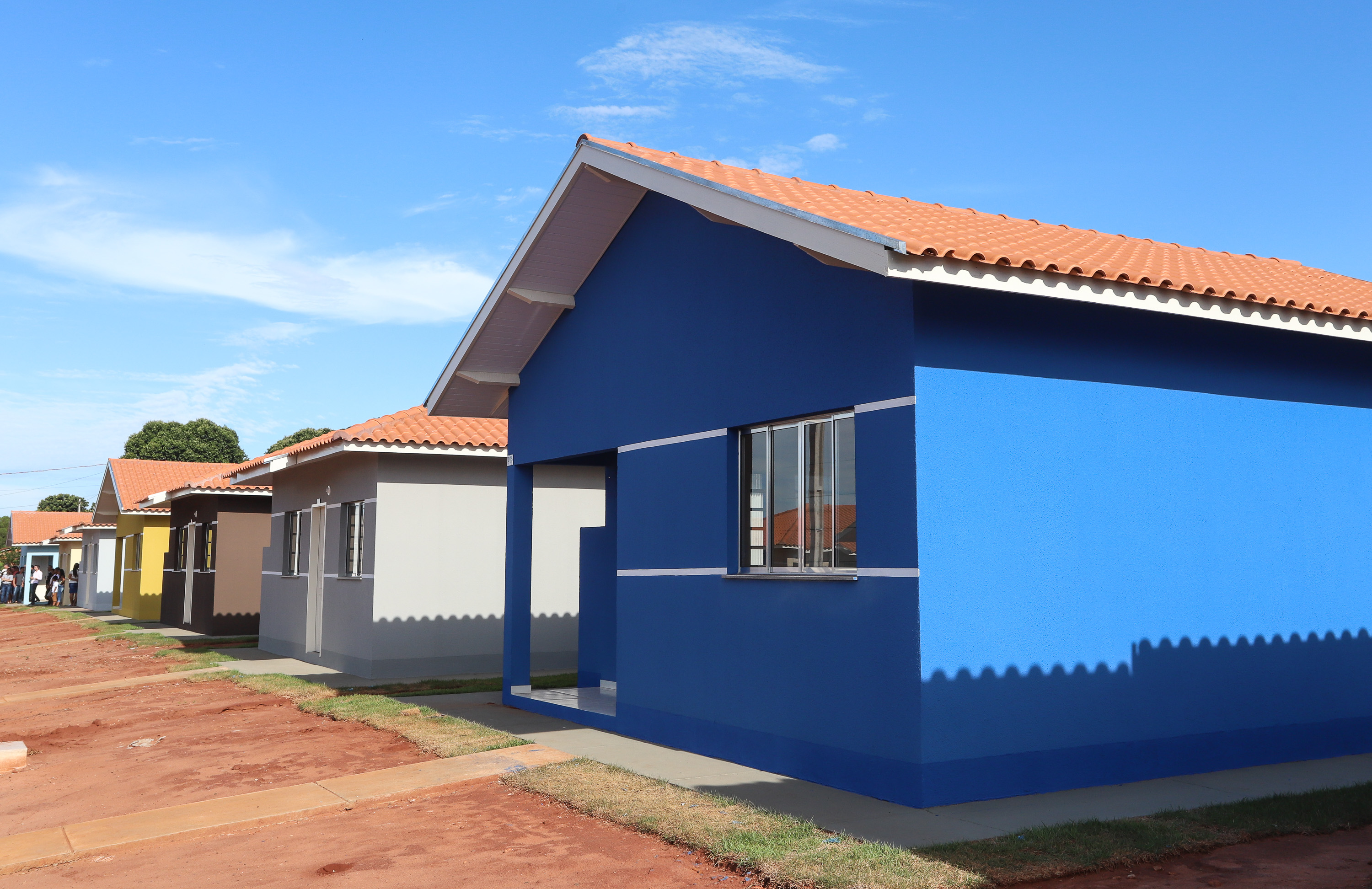 O governador Carlos Massa Ratinho Junior participa nesta sexta-feira (12) da inauguração do residencial Manoel Bono Belascuzas e entrega as chaves da casa própria para 44 famílias de Nova Londrina, no Noroeste do Estado. O empreendimento foi construído em um trabalho integrado do Governo do Estado, por meio da Cohapar, Copel e Sanepar, com o governo federal e a prefeitura. Nova Londrina, 12/04/2019 - Foto: Rodrigo Felix Leal/ANPr