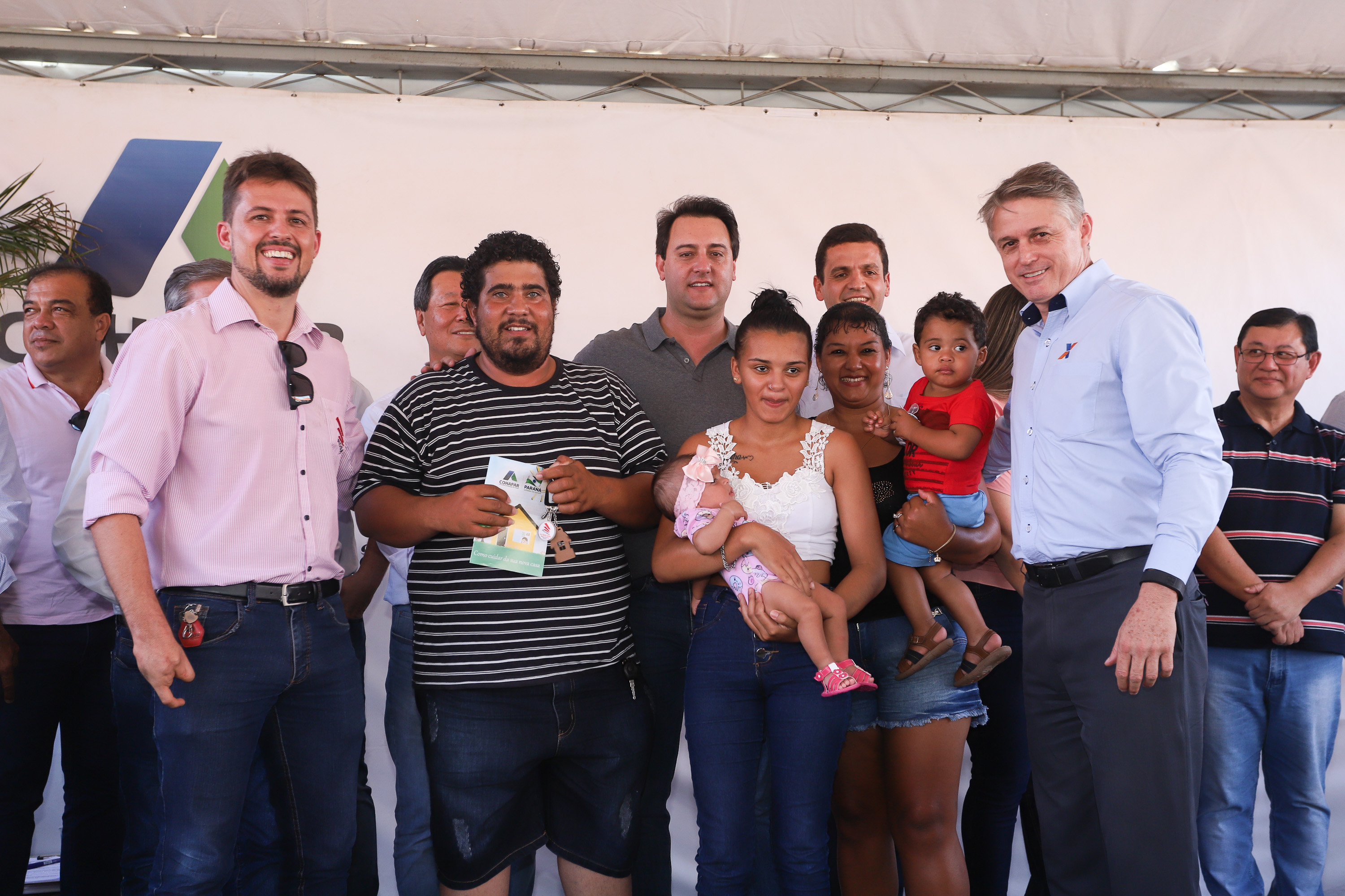 O governador Carlos Massa Ratinho Junior participa nesta sexta-feira (12) da inauguração do residencial Manoel Bono Belascuzas e entrega as chaves da casa própria para 44 famílias de Nova Londrina, no Noroeste do Estado. O empreendimento foi construído em um trabalho integrado do Governo do Estado, por meio da Cohapar, Copel e Sanepar, com o governo federal e a prefeitura. Nova Londrina, 12/04/2019 - Foto: Rodrigo Felix Leal/ANPr