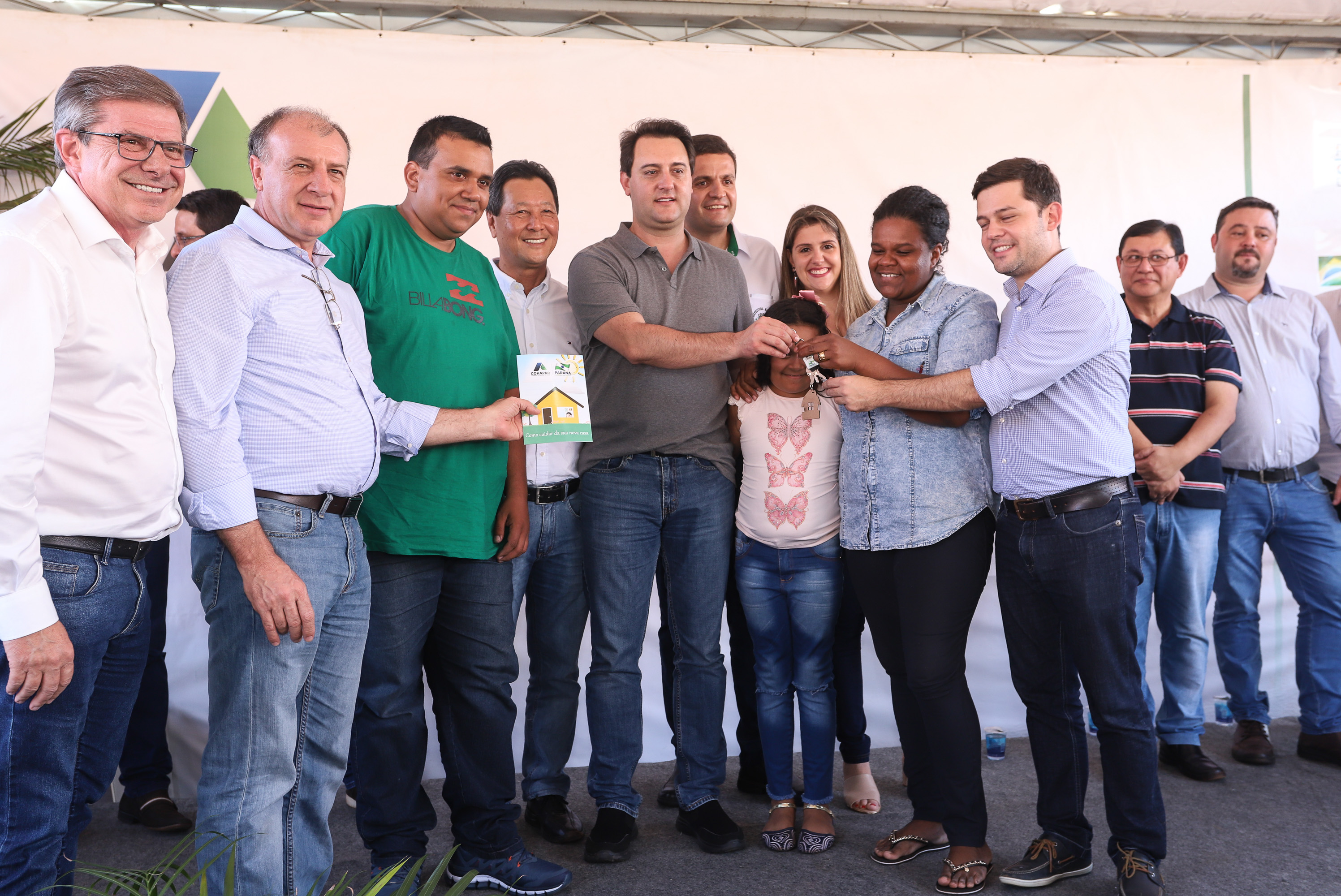 O governador Carlos Massa Ratinho Junior participa nesta sexta-feira (12) da inauguração do residencial Manoel Bono Belascuzas e entrega as chaves da casa própria para 44 famílias de Nova Londrina, no Noroeste do Estado. O empreendimento foi construído em um trabalho integrado do Governo do Estado, por meio da Cohapar, Copel e Sanepar, com o governo federal e a prefeitura. Nova Londrina, 12/04/2019 - Foto: Rodrigo Felix Leal/ANPr