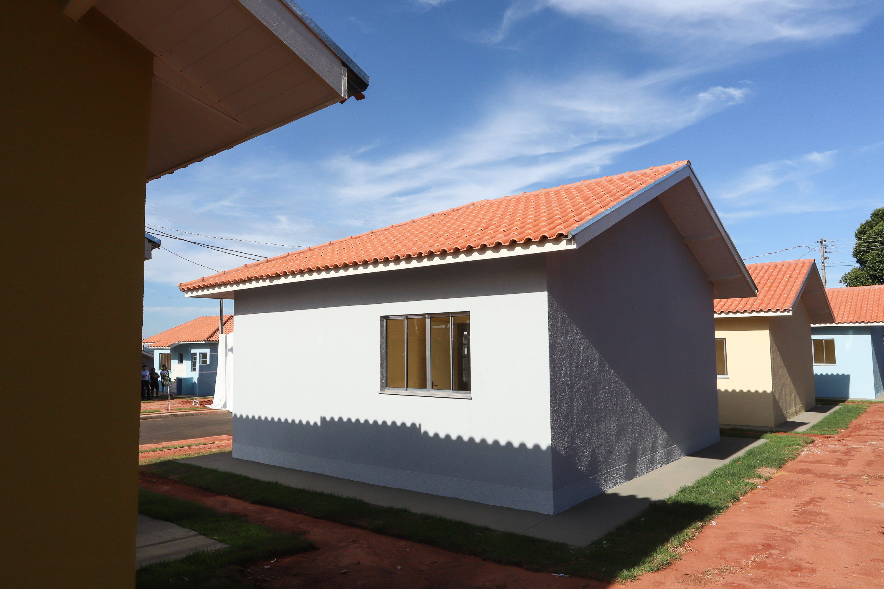 O governador Carlos Massa Ratinho Junior participa nesta sexta-feira (12) da inauguração do residencial Manoel Bono Belascuzas e entrega as chaves da casa própria para 44 famílias de Nova Londrina, no Noroeste do Estado. O empreendimento foi construído em um trabalho integrado do Governo do Estado, por meio da Cohapar, Copel e Sanepar, com o governo federal e a prefeitura. Nova Londrina, 12/04/2019 - Foto: Rodrigo Felix Leal/ANPr