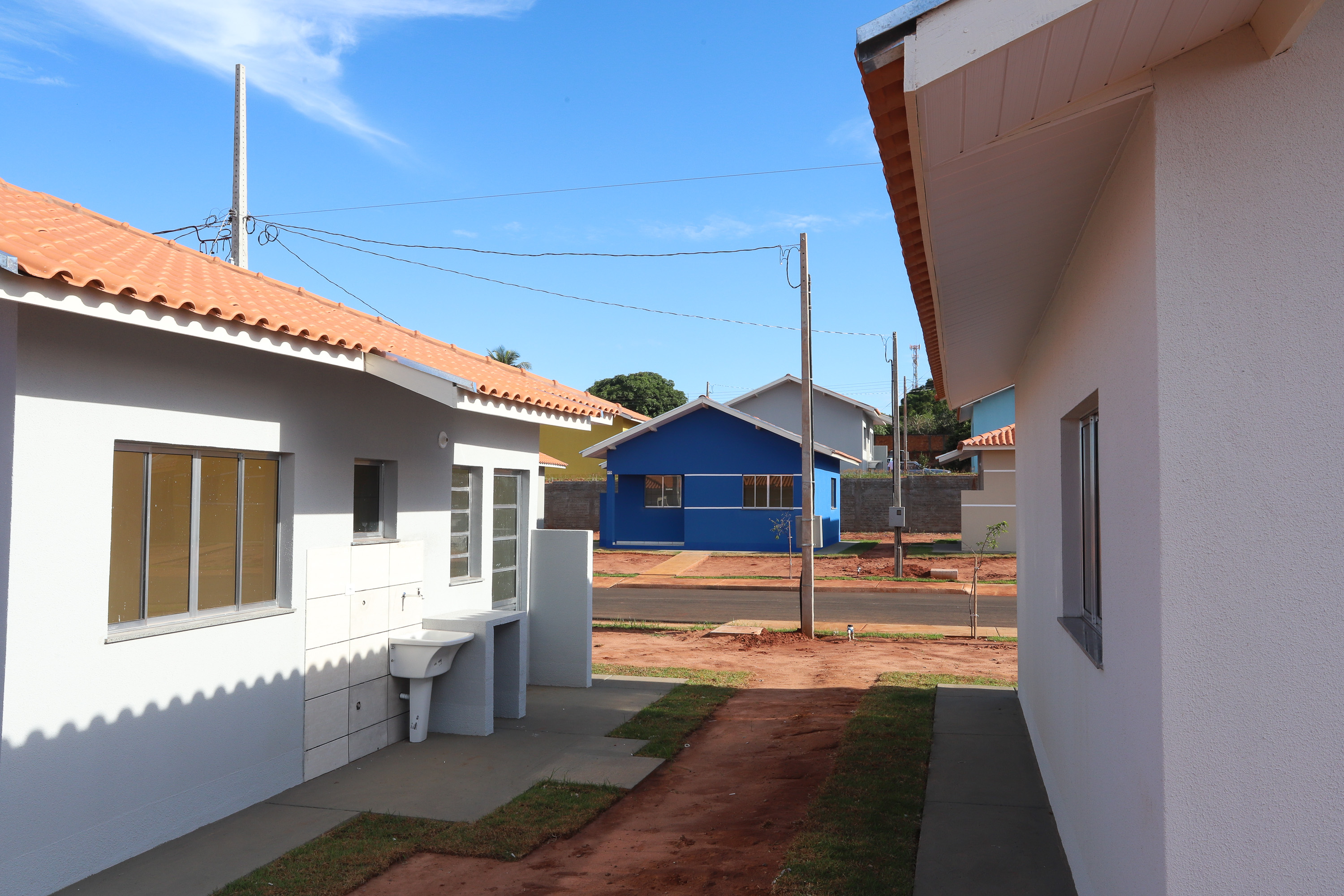 O governador Carlos Massa Ratinho Junior participa nesta sexta-feira (12) da inauguração do residencial Manoel Bono Belascuzas e entrega as chaves da casa própria para 44 famílias de Nova Londrina, no Noroeste do Estado. O empreendimento foi construído em um trabalho integrado do Governo do Estado, por meio da Cohapar, Copel e Sanepar, com o governo federal e a prefeitura. Nova Londrina, 12/04/2019 - Foto: Rodrigo Felix Leal/ANPr