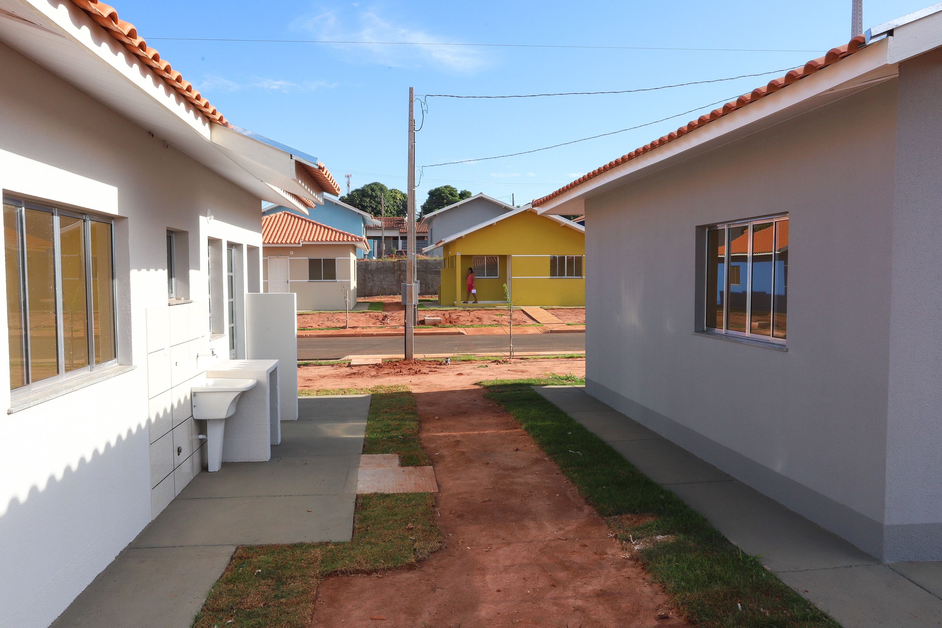 O governador Carlos Massa Ratinho Junior participa nesta sexta-feira (12) da inauguração do residencial Manoel Bono Belascuzas e entrega as chaves da casa própria para 44 famílias de Nova Londrina, no Noroeste do Estado. O empreendimento foi construído em um trabalho integrado do Governo do Estado, por meio da Cohapar, Copel e Sanepar, com o governo federal e a prefeitura. Nova Londrina, 12/04/2019 - Foto: Rodrigo Felix Leal/ANPr