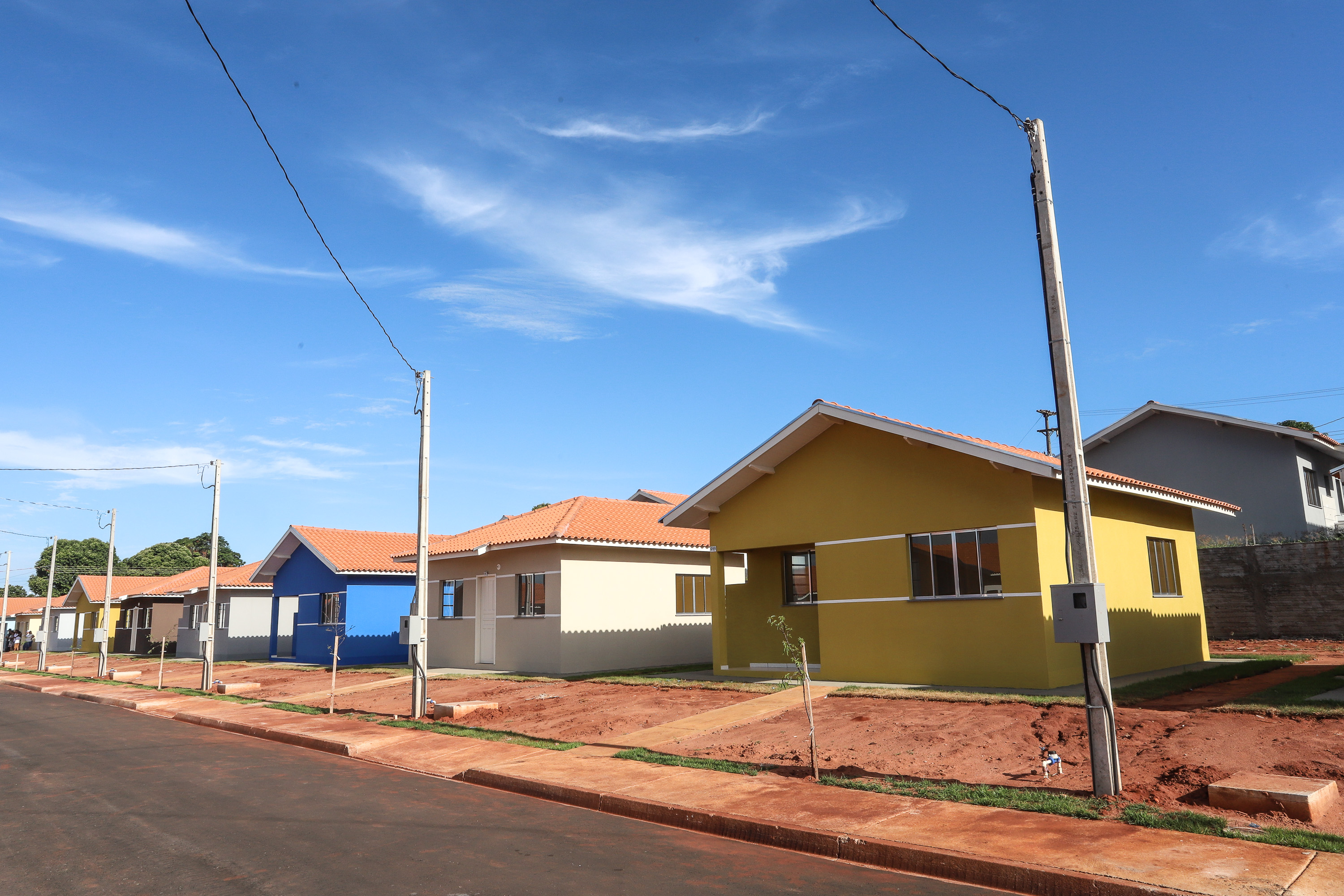 O governador Carlos Massa Ratinho Junior participa nesta sexta-feira (12) da inauguração do residencial Manoel Bono Belascuzas e entrega as chaves da casa própria para 44 famílias de Nova Londrina, no Noroeste do Estado. O empreendimento foi construído em um trabalho integrado do Governo do Estado, por meio da Cohapar, Copel e Sanepar, com o governo federal e a prefeitura. Nova Londrina, 12/04/2019 - Foto: Rodrigo Felix Leal/ANPr
