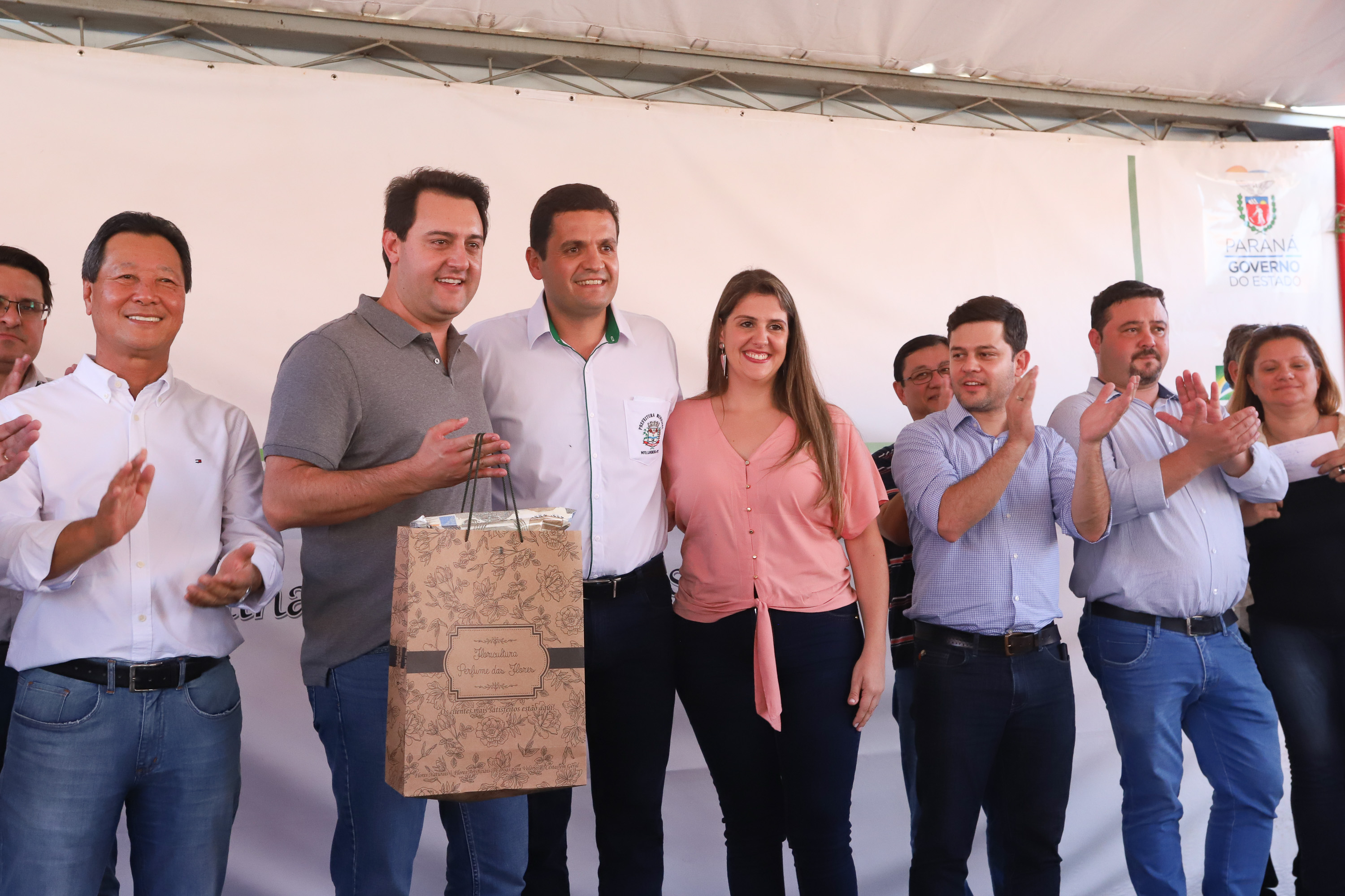 O governador Carlos Massa Ratinho Junior participa nesta sexta-feira (12) da inauguração do residencial Manoel Bono Belascuzas e entrega as chaves da casa própria para 44 famílias de Nova Londrina, no Noroeste do Estado. O empreendimento foi construído em um trabalho integrado do Governo do Estado, por meio da Cohapar, Copel e Sanepar, com o governo federal e a prefeitura. Nova Londrina, 12/04/2019 - Foto: Rodrigo Felix Leal/ANPr