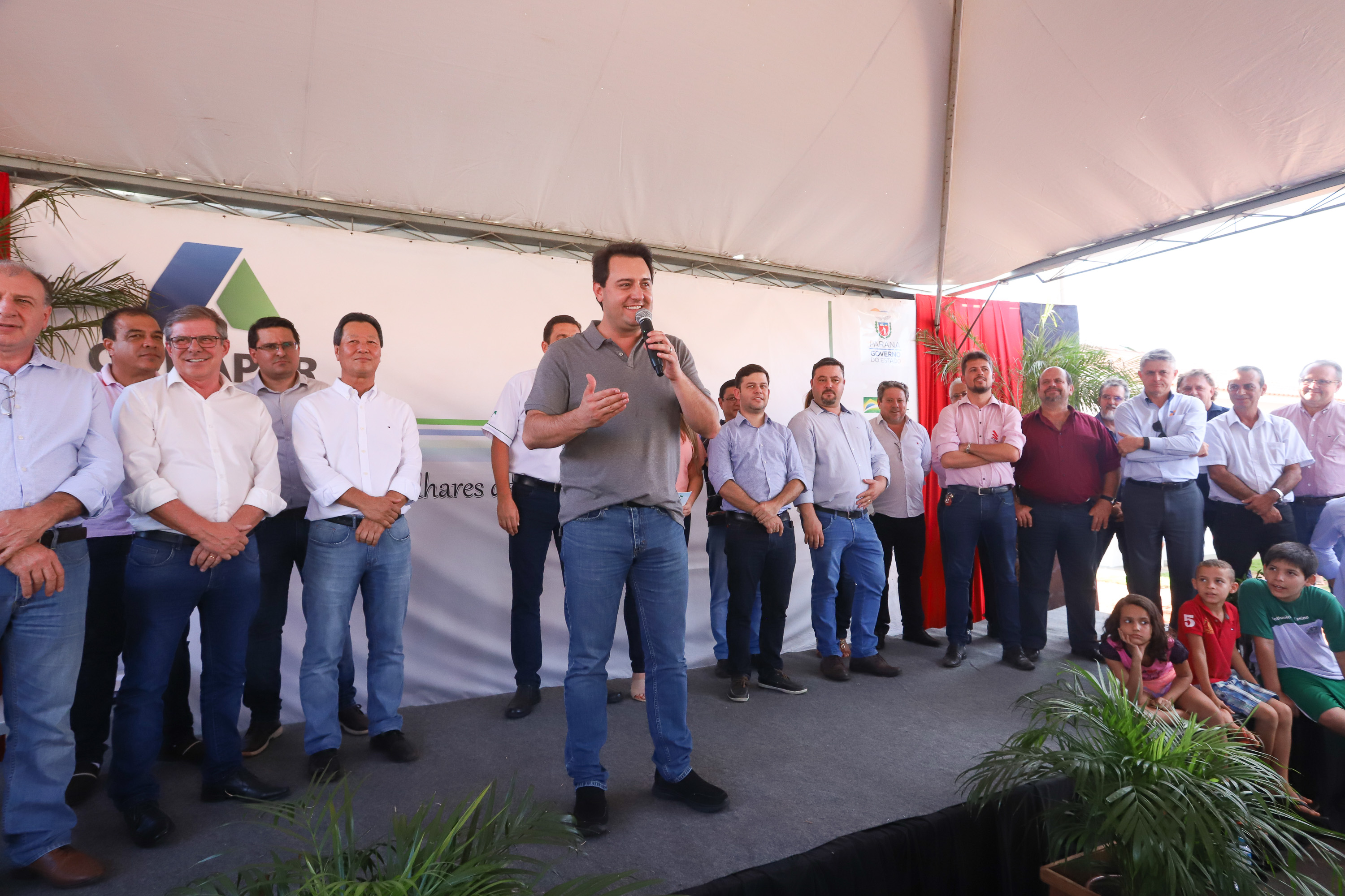 O governador Carlos Massa Ratinho Junior participa nesta sexta-feira (12) da inauguração do residencial Manoel Bono Belascuzas e entrega as chaves da casa própria para 44 famílias de Nova Londrina, no Noroeste do Estado. O empreendimento foi construído em um trabalho integrado do Governo do Estado, por meio da Cohapar, Copel e Sanepar, com o governo federal e a prefeitura. Nova Londrina, 12/04/2019 - Foto: Rodrigo Felix Leal/ANPr