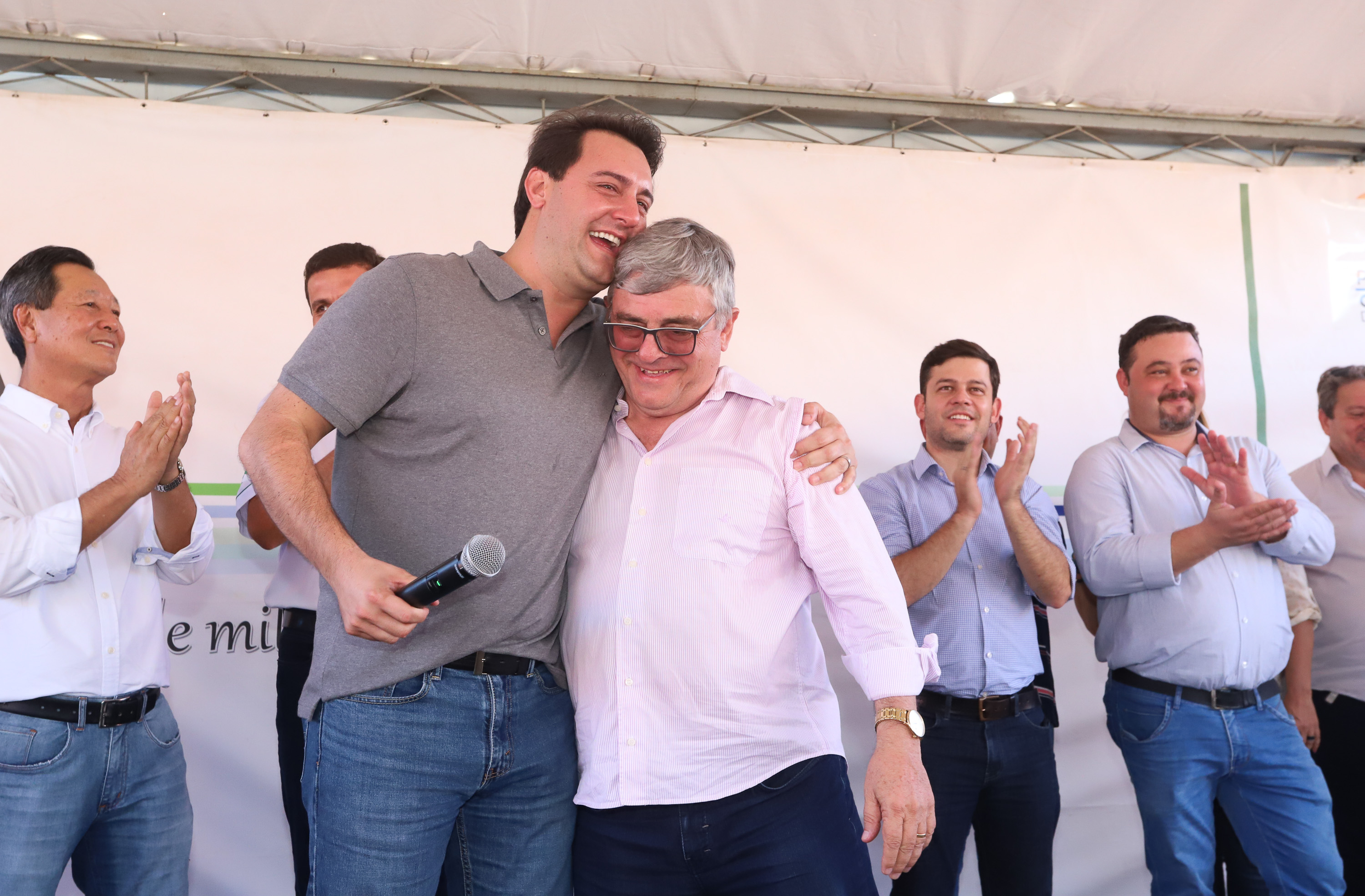 O governador Carlos Massa Ratinho Junior participa nesta sexta-feira (12) da inauguração do residencial Manoel Bono Belascuzas e entrega as chaves da casa própria para 44 famílias de Nova Londrina, no Noroeste do Estado. O empreendimento foi construído em um trabalho integrado do Governo do Estado, por meio da Cohapar, Copel e Sanepar, com o governo federal e a prefeitura. Nova Londrina, 12/04/2019 - Foto: Rodrigo Felix Leal/ANPr