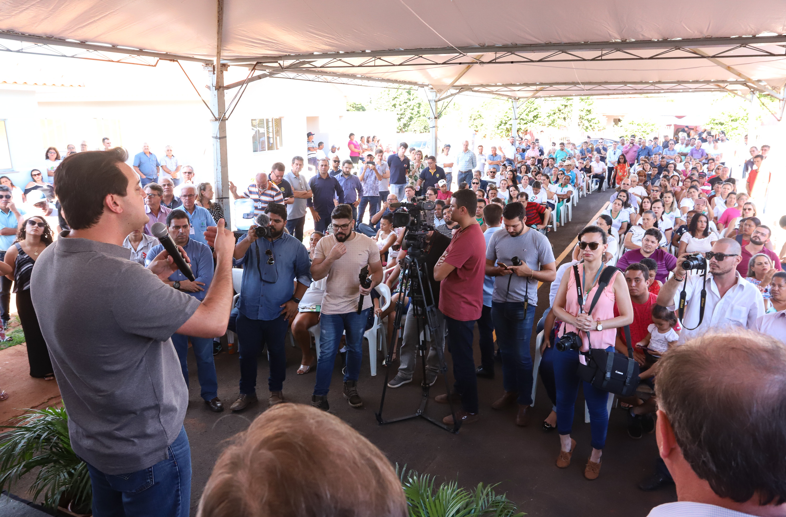 O governador Carlos Massa Ratinho Junior participa nesta sexta-feira (12) da inauguração do residencial Manoel Bono Belascuzas e entrega as chaves da casa própria para 44 famílias de Nova Londrina, no Noroeste do Estado. O empreendimento foi construído em um trabalho integrado do Governo do Estado, por meio da Cohapar, Copel e Sanepar, com o governo federal e a prefeitura. Nova Londrina, 12/04/2019 - Foto: Rodrigo Felix Leal/ANPr