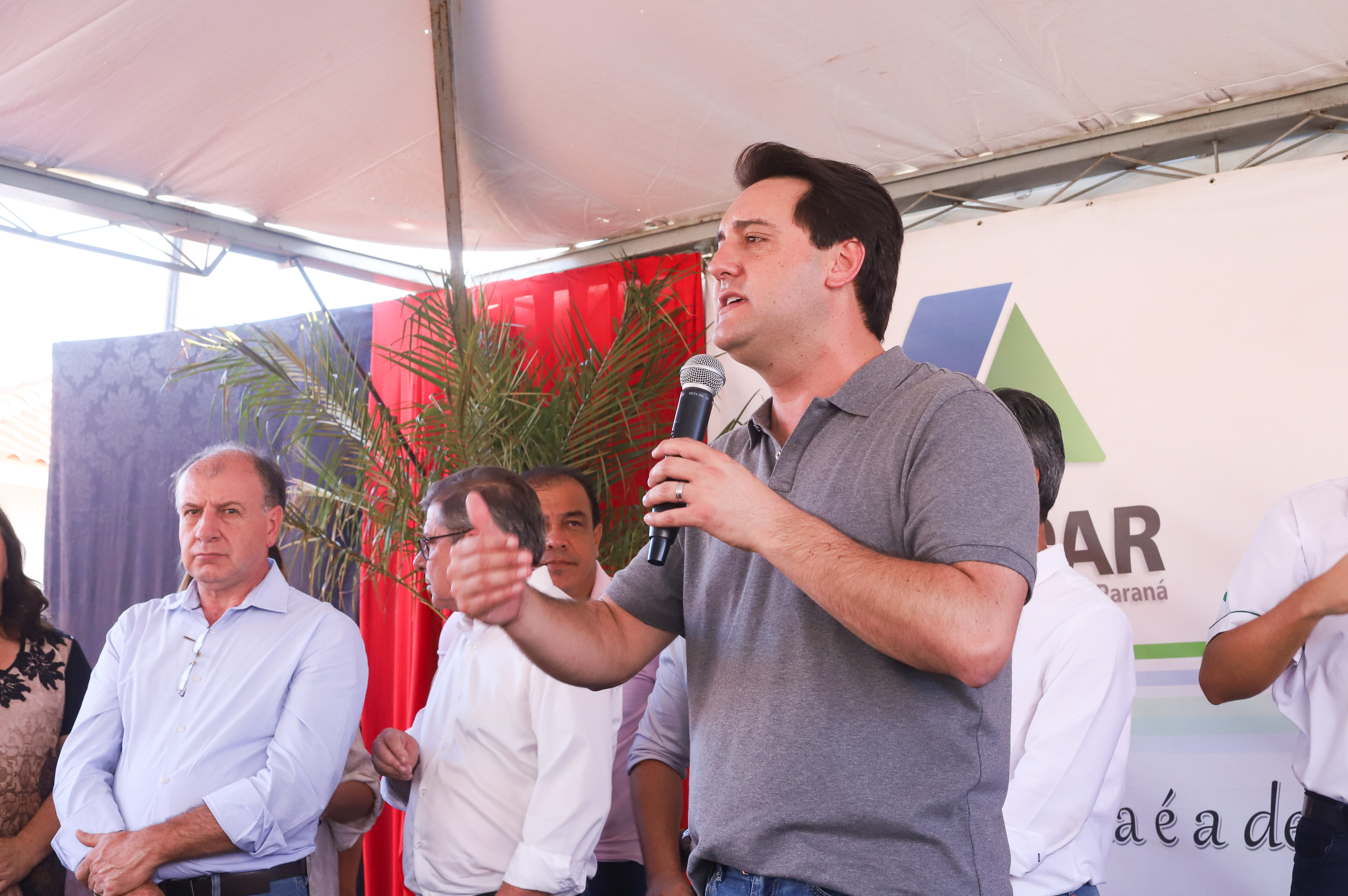 O governador Carlos Massa Ratinho Junior participa nesta sexta-feira (12) da inauguração do residencial Manoel Bono Belascuzas e entrega as chaves da casa própria para 44 famílias de Nova Londrina, no Noroeste do Estado. O empreendimento foi construído em um trabalho integrado do Governo do Estado, por meio da Cohapar, Copel e Sanepar, com o governo federal e a prefeitura. Nova Londrina, 12/04/2019 - Foto: Rodrigo Felix Leal/ANPr