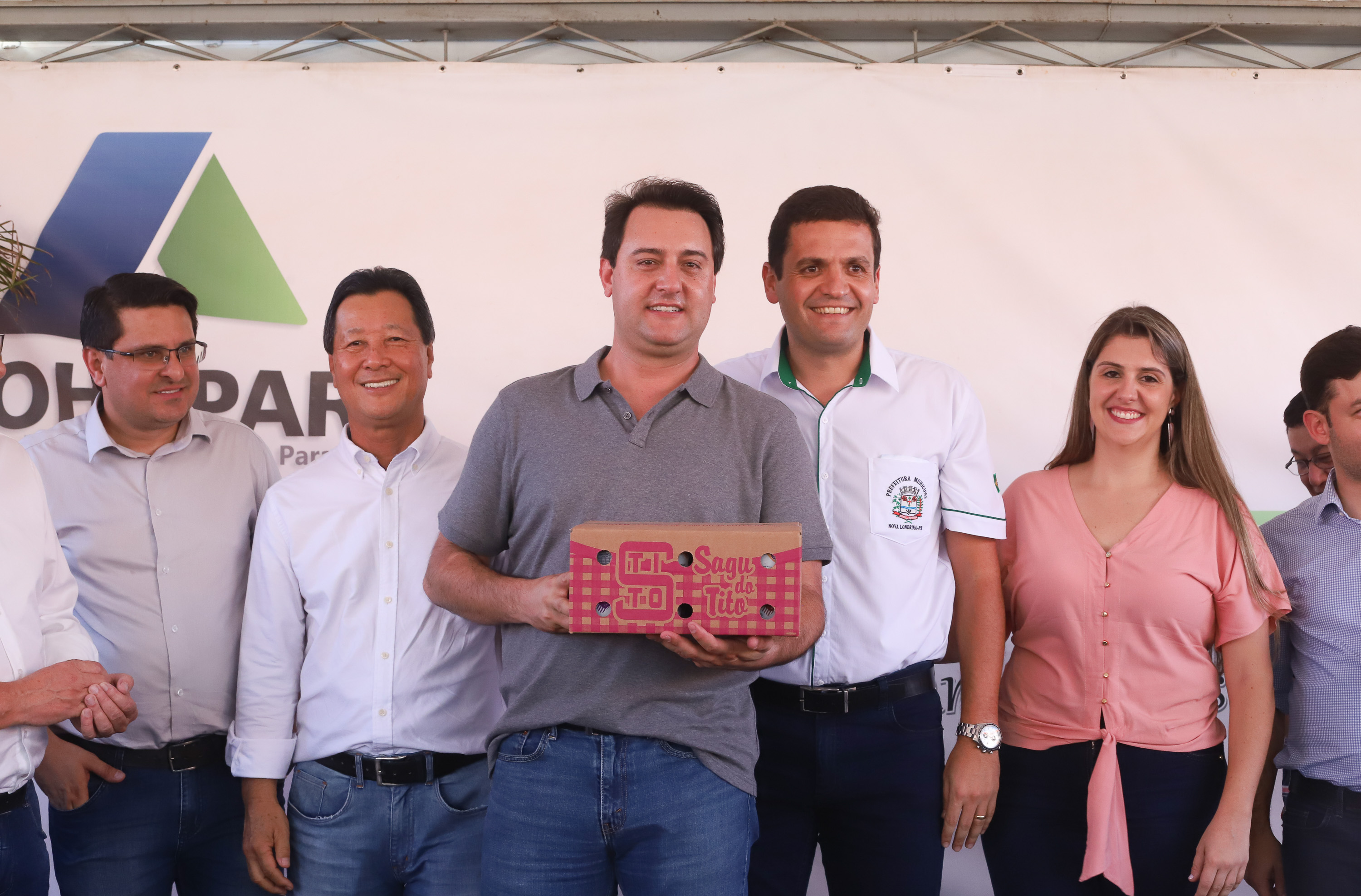 O governador Carlos Massa Ratinho Junior participa nesta sexta-feira (12) da inauguração do residencial Manoel Bono Belascuzas e entrega as chaves da casa própria para 44 famílias de Nova Londrina, no Noroeste do Estado. O empreendimento foi construído em um trabalho integrado do Governo do Estado, por meio da Cohapar, Copel e Sanepar, com o governo federal e a prefeitura. Nova Londrina, 12/04/2019 - Foto: Rodrigo Felix Leal/ANPr