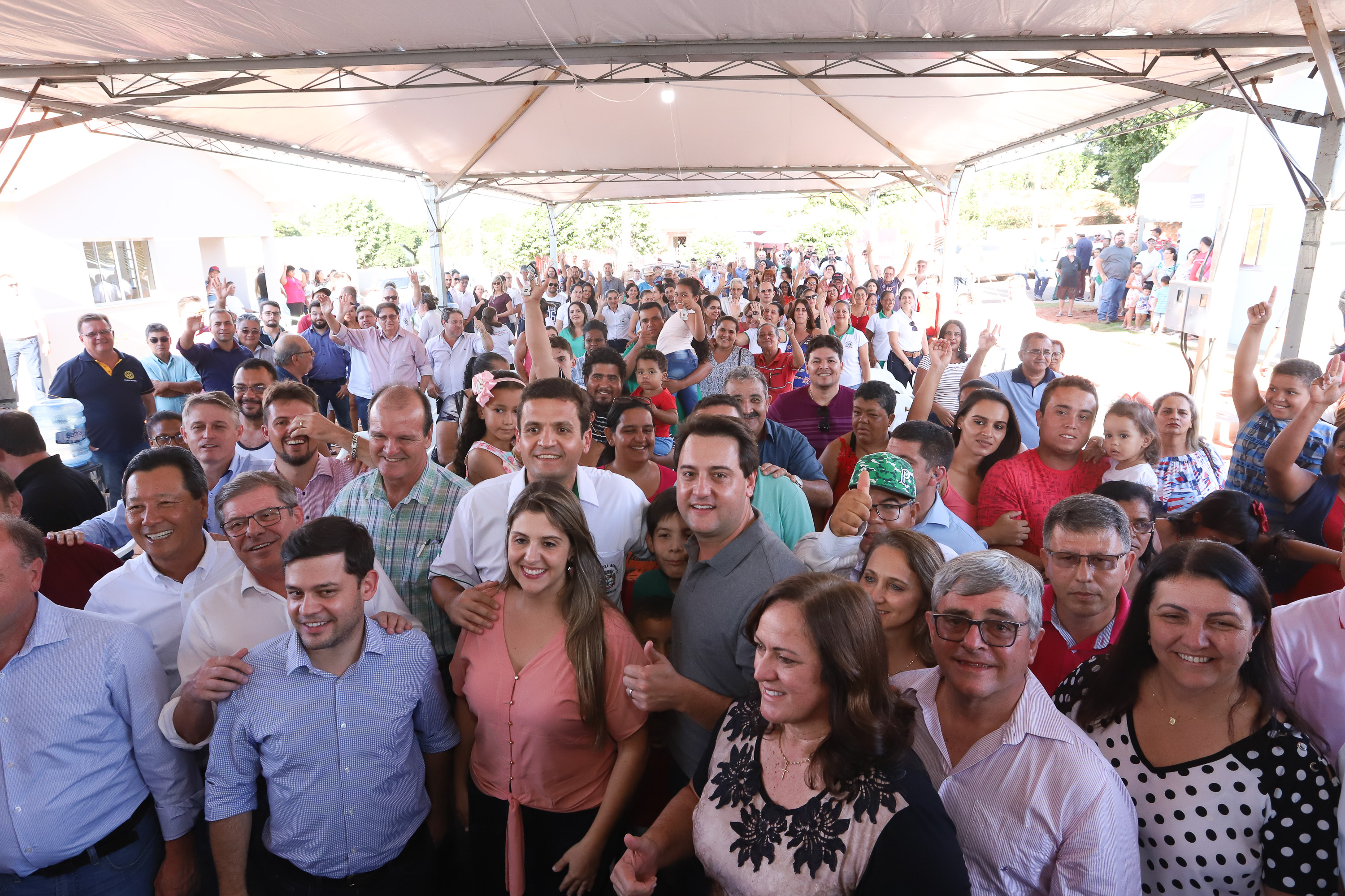 O governador Carlos Massa Ratinho Junior participa nesta sexta-feira (12) da inauguração do residencial Manoel Bono Belascuzas e entrega as chaves da casa própria para 44 famílias de Nova Londrina, no Noroeste do Estado. O empreendimento foi construído em um trabalho integrado do Governo do Estado, por meio da Cohapar, Copel e Sanepar, com o governo federal e a prefeitura. Nova Londrina, 12/04/2019 - Foto: Rodrigo Felix Leal/ANPr