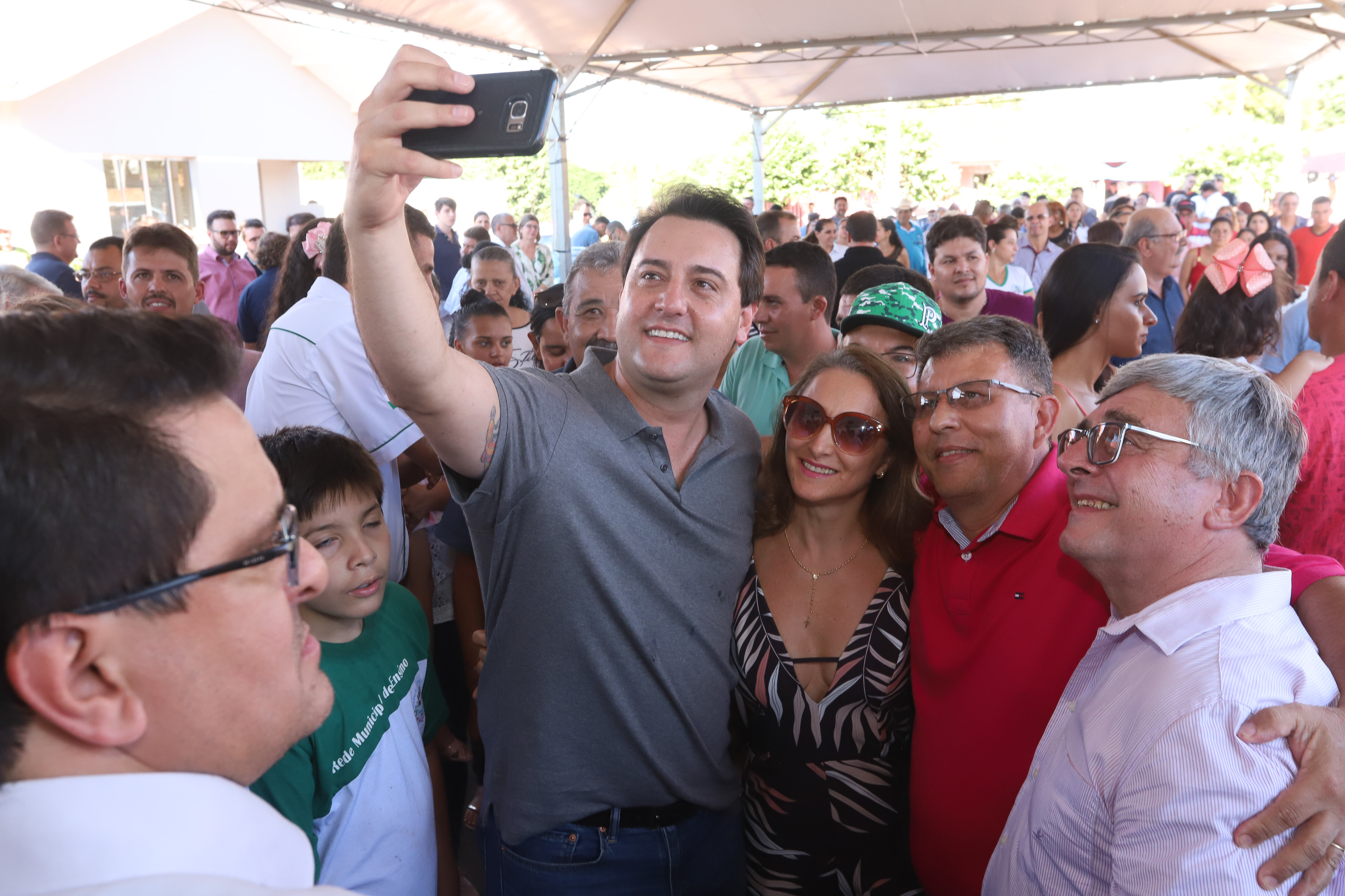O governador Carlos Massa Ratinho Junior participa nesta sexta-feira (12) da inauguração do residencial Manoel Bono Belascuzas e entrega as chaves da casa própria para 44 famílias de Nova Londrina, no Noroeste do Estado. O empreendimento foi construído em um trabalho integrado do Governo do Estado, por meio da Cohapar, Copel e Sanepar, com o governo federal e a prefeitura. Nova Londrina, 12/04/2019 - Foto: Rodrigo Felix Leal/ANPr