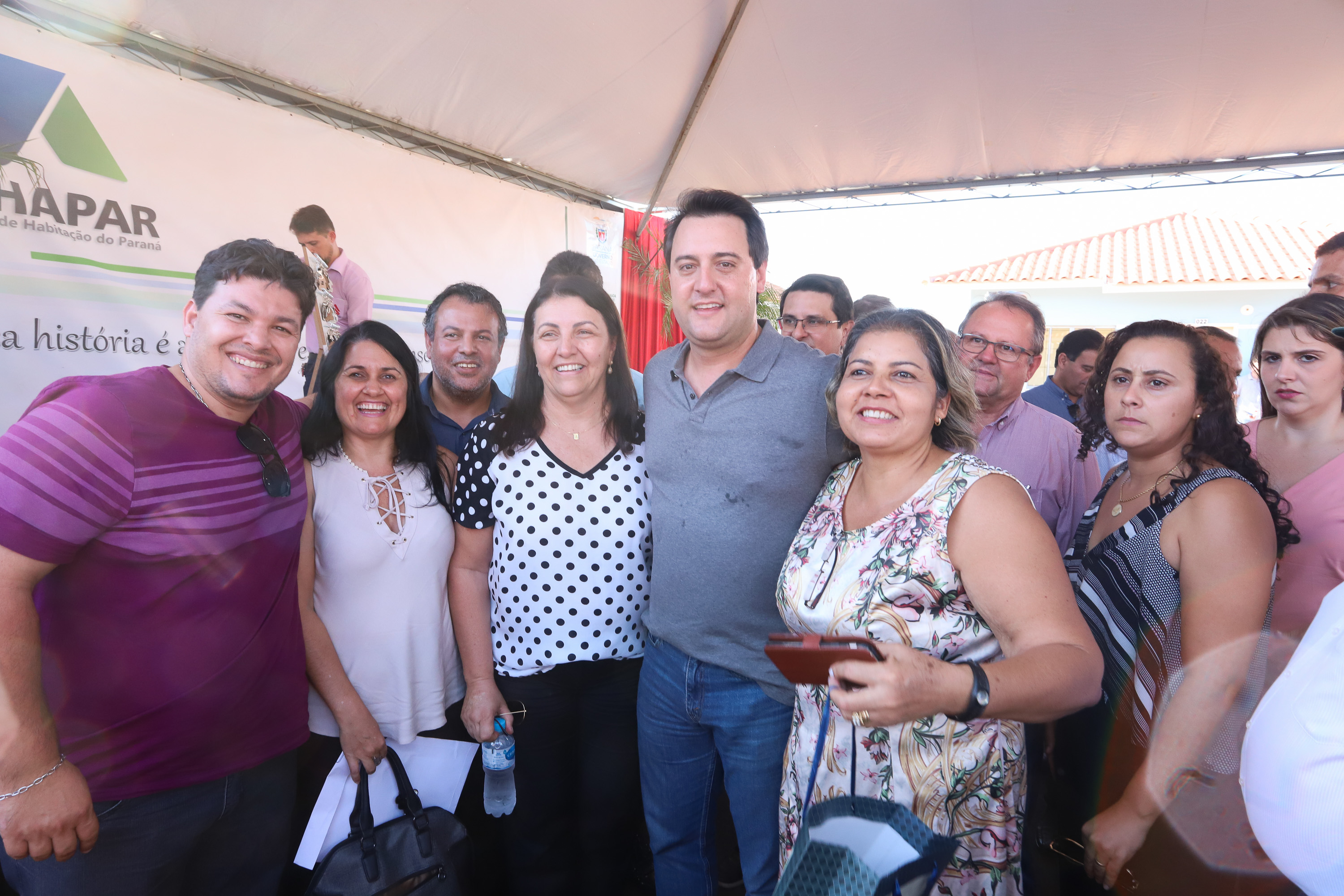 O governador Carlos Massa Ratinho Junior participa nesta sexta-feira (12) da inauguração do residencial Manoel Bono Belascuzas e entrega as chaves da casa própria para 44 famílias de Nova Londrina, no Noroeste do Estado. O empreendimento foi construído em um trabalho integrado do Governo do Estado, por meio da Cohapar, Copel e Sanepar, com o governo federal e a prefeitura. Nova Londrina, 12/04/2019 - Foto: Rodrigo Felix Leal/ANPr