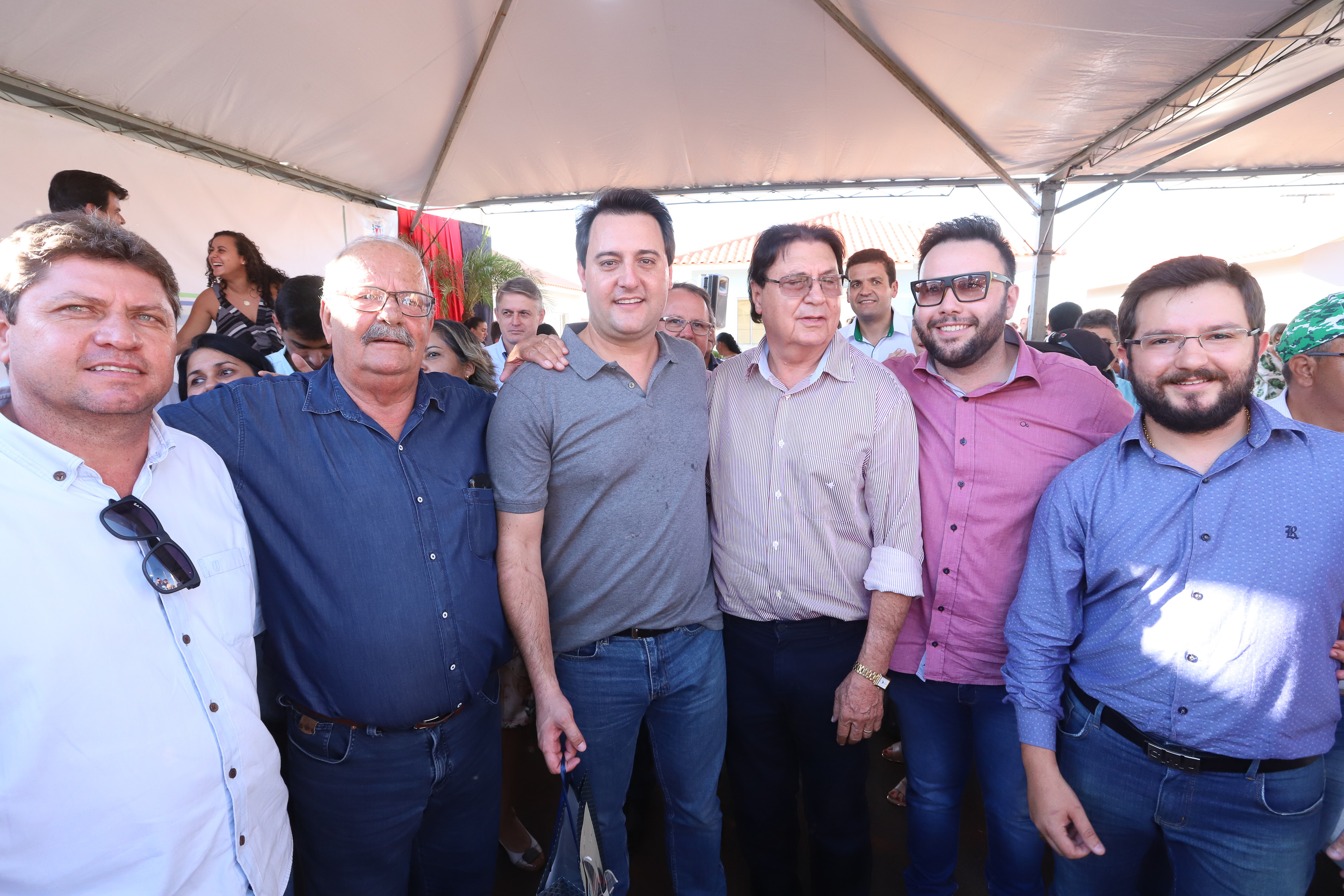 O governador Carlos Massa Ratinho Junior participa nesta sexta-feira (12) da inauguração do residencial Manoel Bono Belascuzas e entrega as chaves da casa própria para 44 famílias de Nova Londrina, no Noroeste do Estado. O empreendimento foi construído em um trabalho integrado do Governo do Estado, por meio da Cohapar, Copel e Sanepar, com o governo federal e a prefeitura. Nova Londrina, 12/04/2019 - Foto: Rodrigo Felix Leal/ANPr