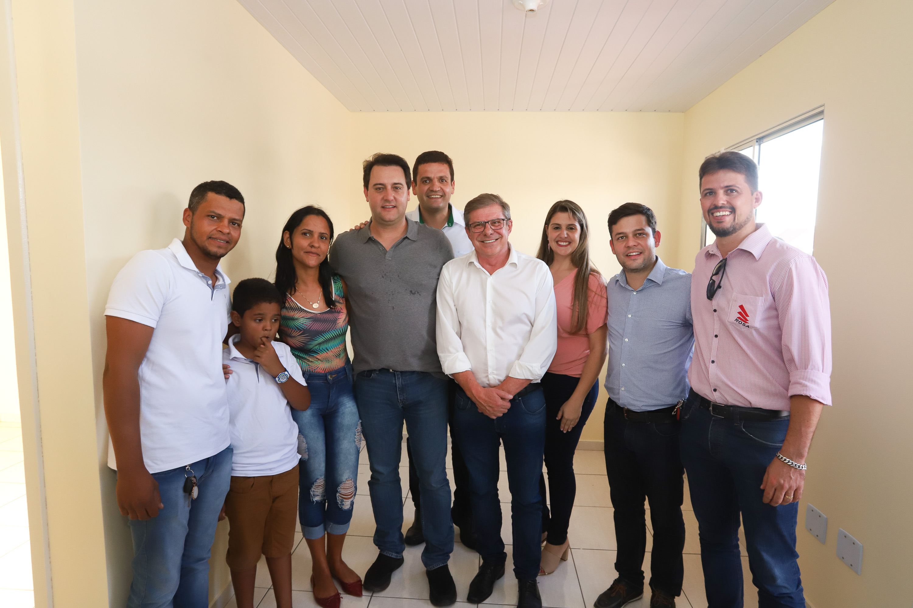 O governador Carlos Massa Ratinho Junior participa nesta sexta-feira (12) da inauguração do residencial Manoel Bono Belascuzas e entrega as chaves da casa própria para 44 famílias de Nova Londrina, no Noroeste do Estado. O empreendimento foi construído em um trabalho integrado do Governo do Estado, por meio da Cohapar, Copel e Sanepar, com o governo federal e a prefeitura. Nova Londrina, 12/04/2019 - Foto: Rodrigo Felix Leal/ANPr