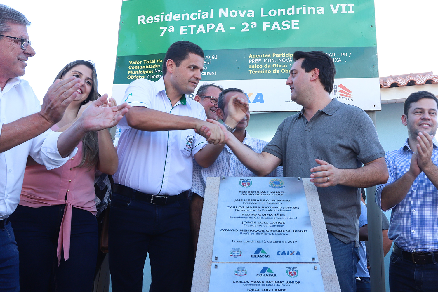 O governador Carlos Massa Ratinho Junior participa nesta sexta-feira (12) da inauguração do residencial Manoel Bono Belascuzas e entrega as chaves da casa própria para 44 famílias de Nova Londrina, no Noroeste do Estado. O empreendimento foi construído em um trabalho integrado do Governo do Estado, por meio da Cohapar, Copel e Sanepar, com o governo federal e a prefeitura. Nova Londrina, 12/04/2019 - Foto: Rodrigo Felix Leal/ANPr
