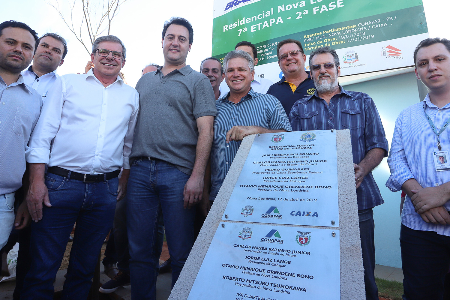 O governador Carlos Massa Ratinho Junior participa nesta sexta-feira (12) da inauguração do residencial Manoel Bono Belascuzas e entrega as chaves da casa própria para 44 famílias de Nova Londrina, no Noroeste do Estado. O empreendimento foi construído em um trabalho integrado do Governo do Estado, por meio da Cohapar, Copel e Sanepar, com o governo federal e a prefeitura. Nova Londrina, 12/04/2019 - Foto: Rodrigo Felix Leal/ANPr