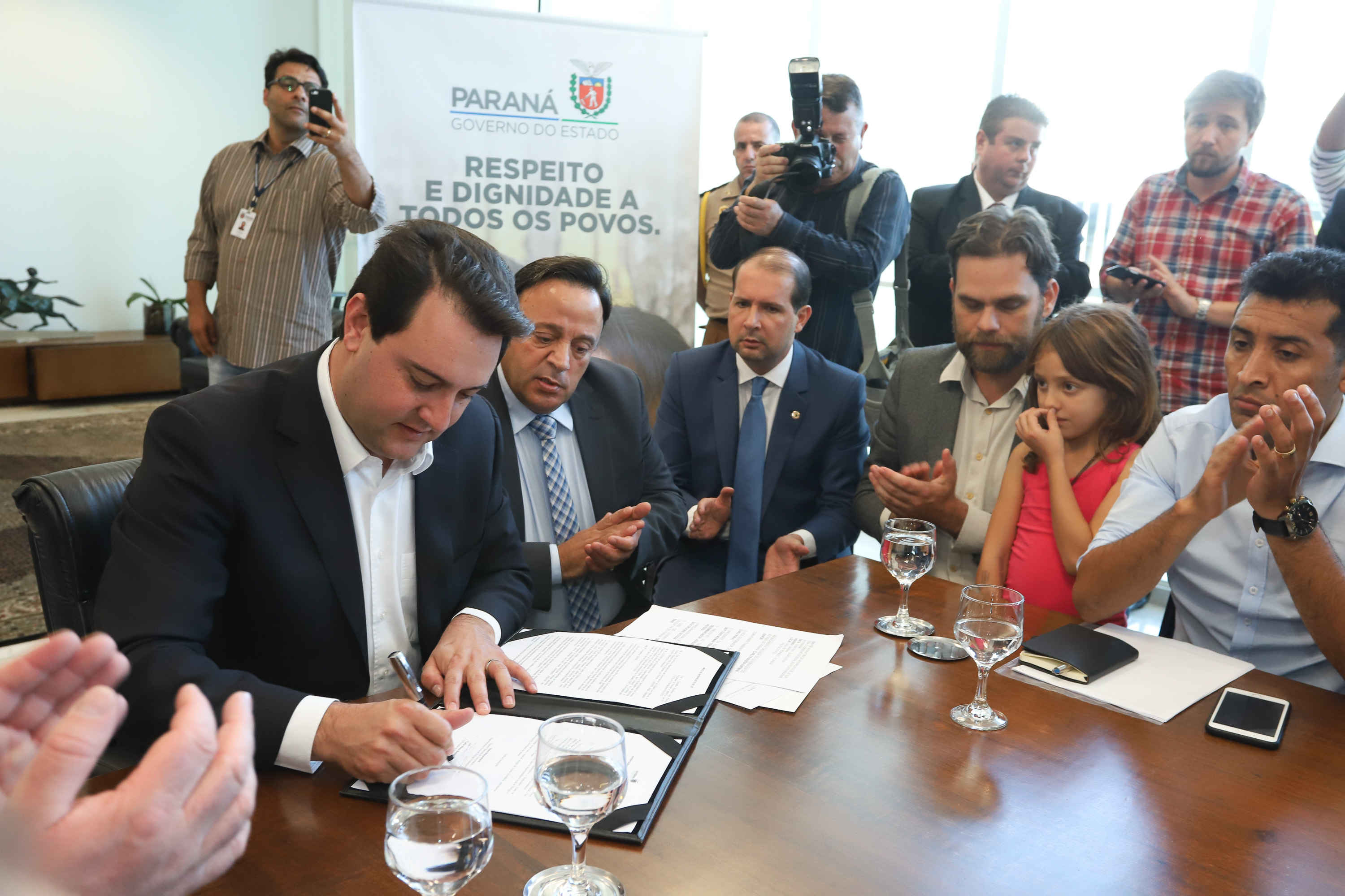 O governador Carlos Massa Ratinho Junior assinou nesta quarta-feira (17), no Palácio Iguaçu, um projeto de lei que propõe a criação do Conselho Estadual dos Povos Indígenas (CEPI-PR), órgão consultivo que será responsável por assegurar a participação dos povos indígenas nas políticas públicas do Estado. - Curitiba, 17/04/2019 - Foto: Rodrigo Félix Leal/ANPr