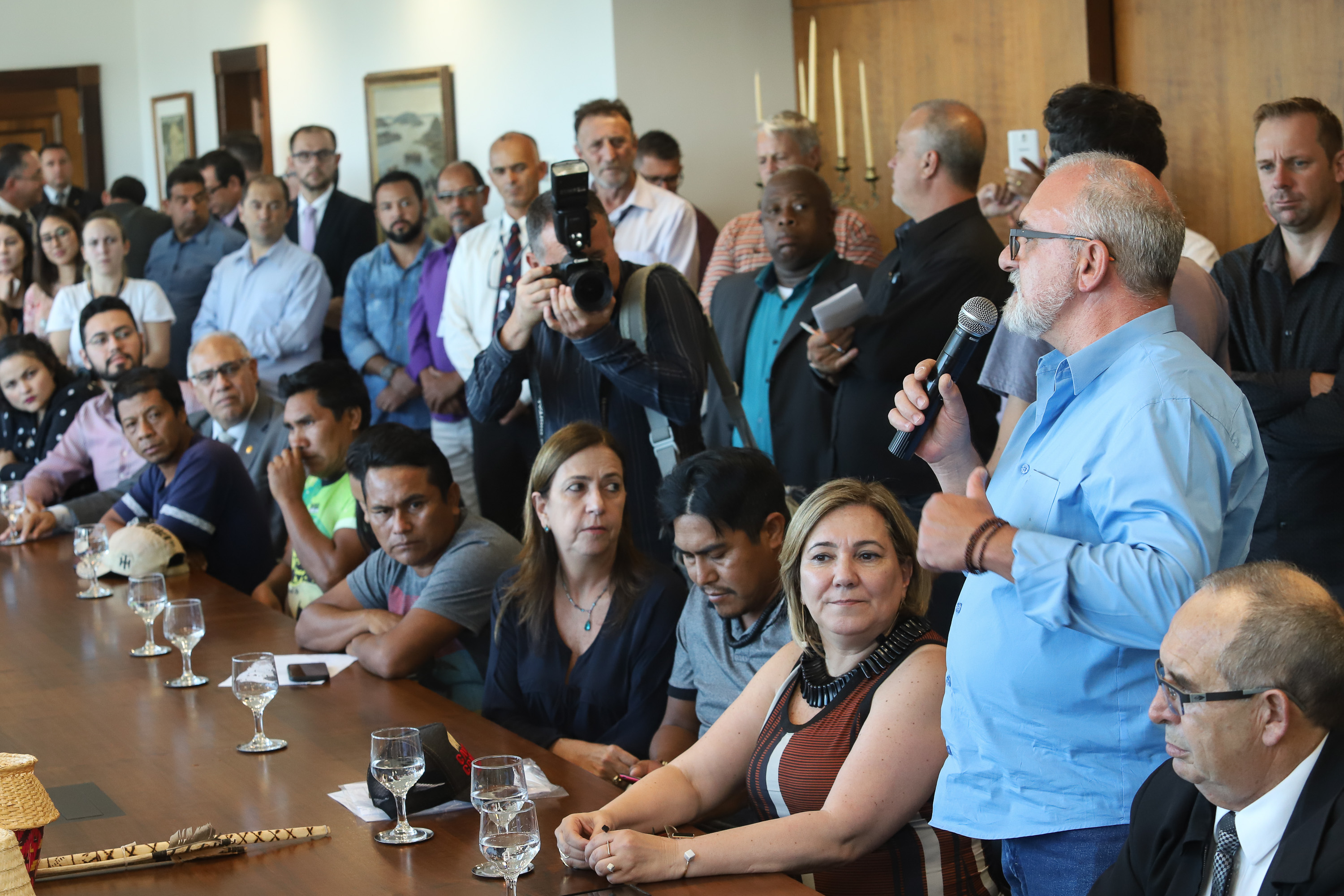 O governador Carlos Massa Ratinho Junior assina projeto de lei, a ser enviado à Assembleia Legislativa, propondo a criação do Conselho Estadual dos Povos Indígenas do Paraná. - Curitiba, 17/04/2019 - Foto: Rodrigo Félix Leal/ANPr