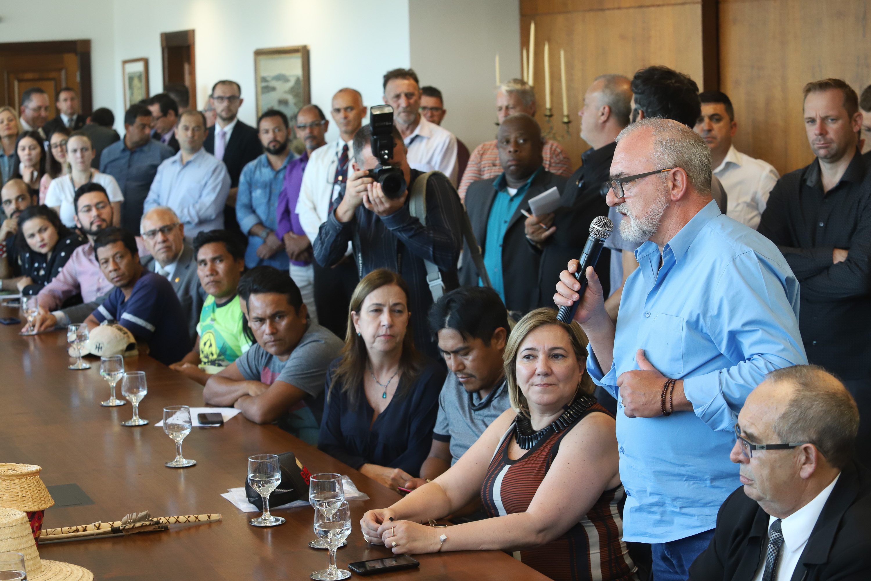 O governador Carlos Massa Ratinho Junior assinou nesta quarta-feira (17), no Palácio Iguaçu, um projeto de lei que propõe a criação do Conselho Estadual dos Povos Indígenas (CEPI-PR), órgão consultivo que será responsável por assegurar a participação dos povos indígenas nas políticas públicas do Estado. - Curitiba, 17/04/2019 - Foto: Rodrigo Félix Leal/ANPr