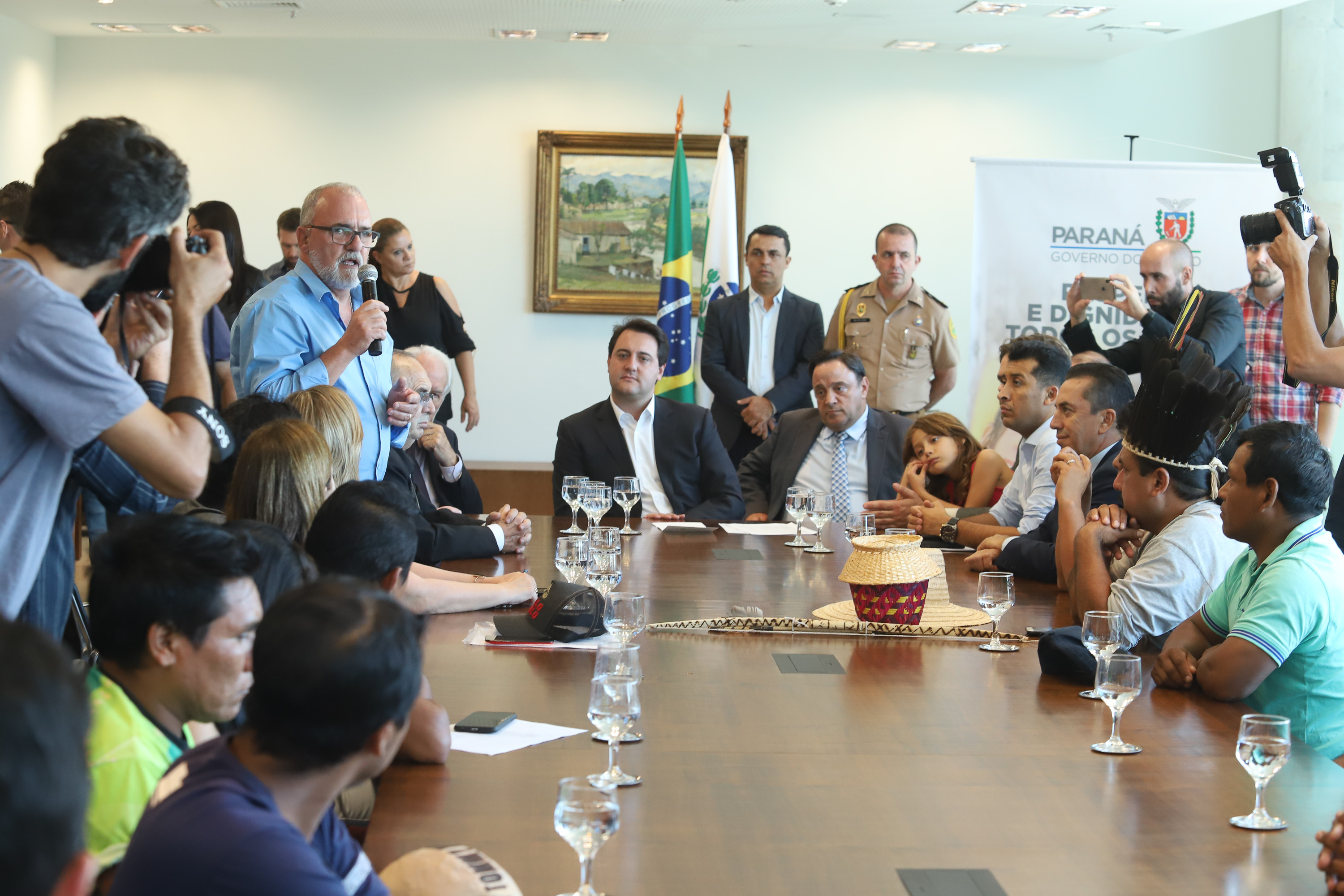 O governador Carlos Massa Ratinho Junior assinou nesta quarta-feira (17), no Palácio Iguaçu, um projeto de lei que propõe a criação do Conselho Estadual dos Povos Indígenas (CEPI-PR), órgão consultivo que será responsável por assegurar a participação dos povos indígenas nas políticas públicas do Estado. - Curitiba, 17/04/2019 - Foto: Rodrigo Félix Leal/ANPr