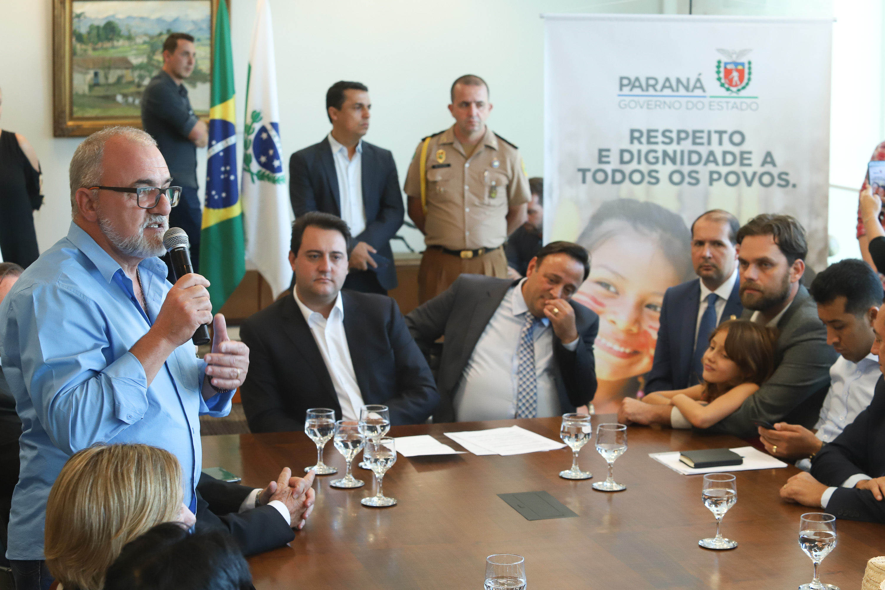 O governador Carlos Massa Ratinho Junior assinou nesta quarta-feira (17), no Palácio Iguaçu, um projeto de lei que propõe a criação do Conselho Estadual dos Povos Indígenas (CEPI-PR), órgão consultivo que será responsável por assegurar a participação dos povos indígenas nas políticas públicas do Estado. - Curitiba, 17/04/2019 - Foto: Rodrigo Félix Leal/ANPr