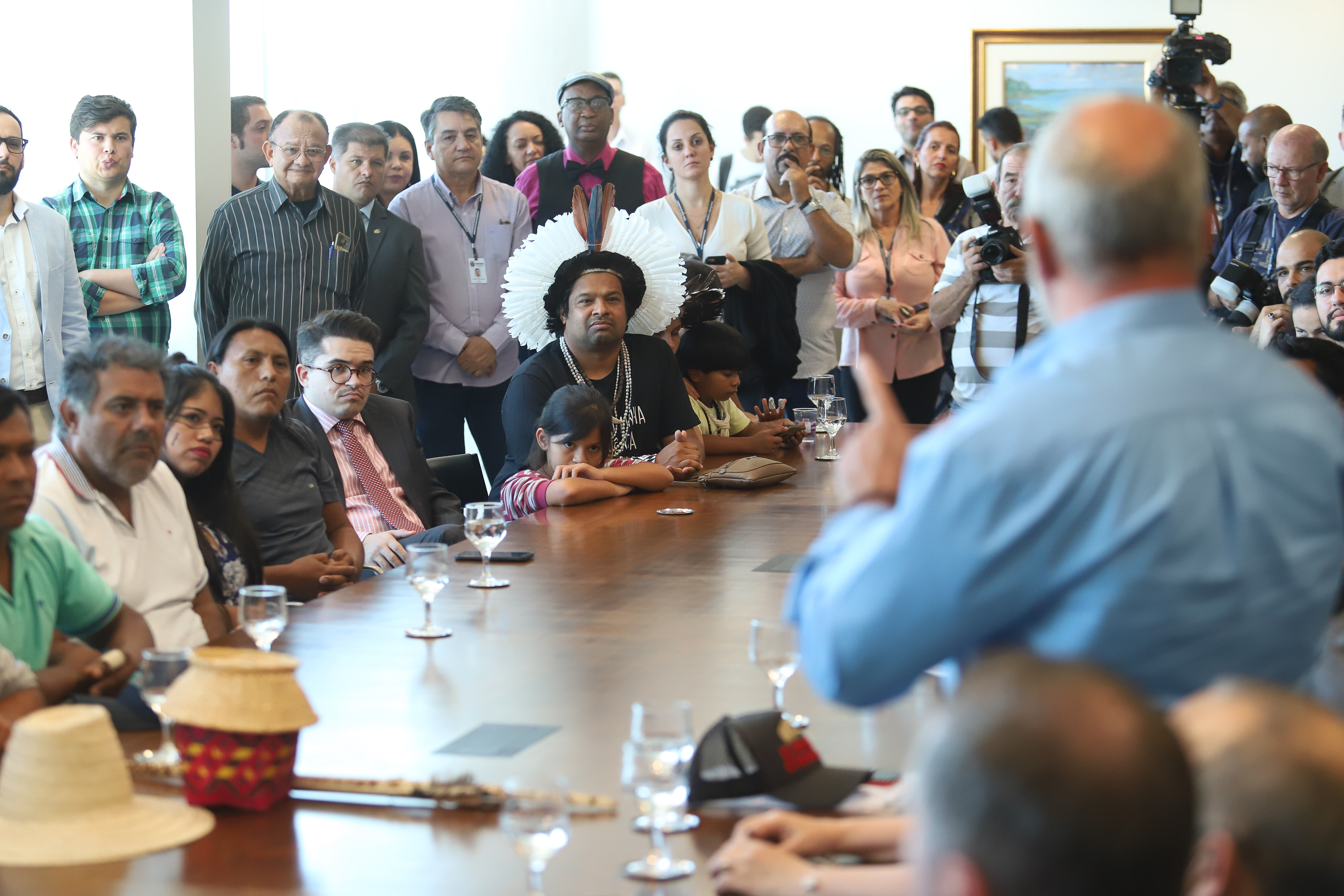 O governador Carlos Massa Ratinho Junior assinou nesta quarta-feira (17), no Palácio Iguaçu, um projeto de lei que propõe a criação do Conselho Estadual dos Povos Indígenas (CEPI-PR), órgão consultivo que será responsável por assegurar a participação dos povos indígenas nas políticas públicas do Estado. - Curitiba, 17/04/2019 - Foto: Rodrigo Félix Leal/ANPr