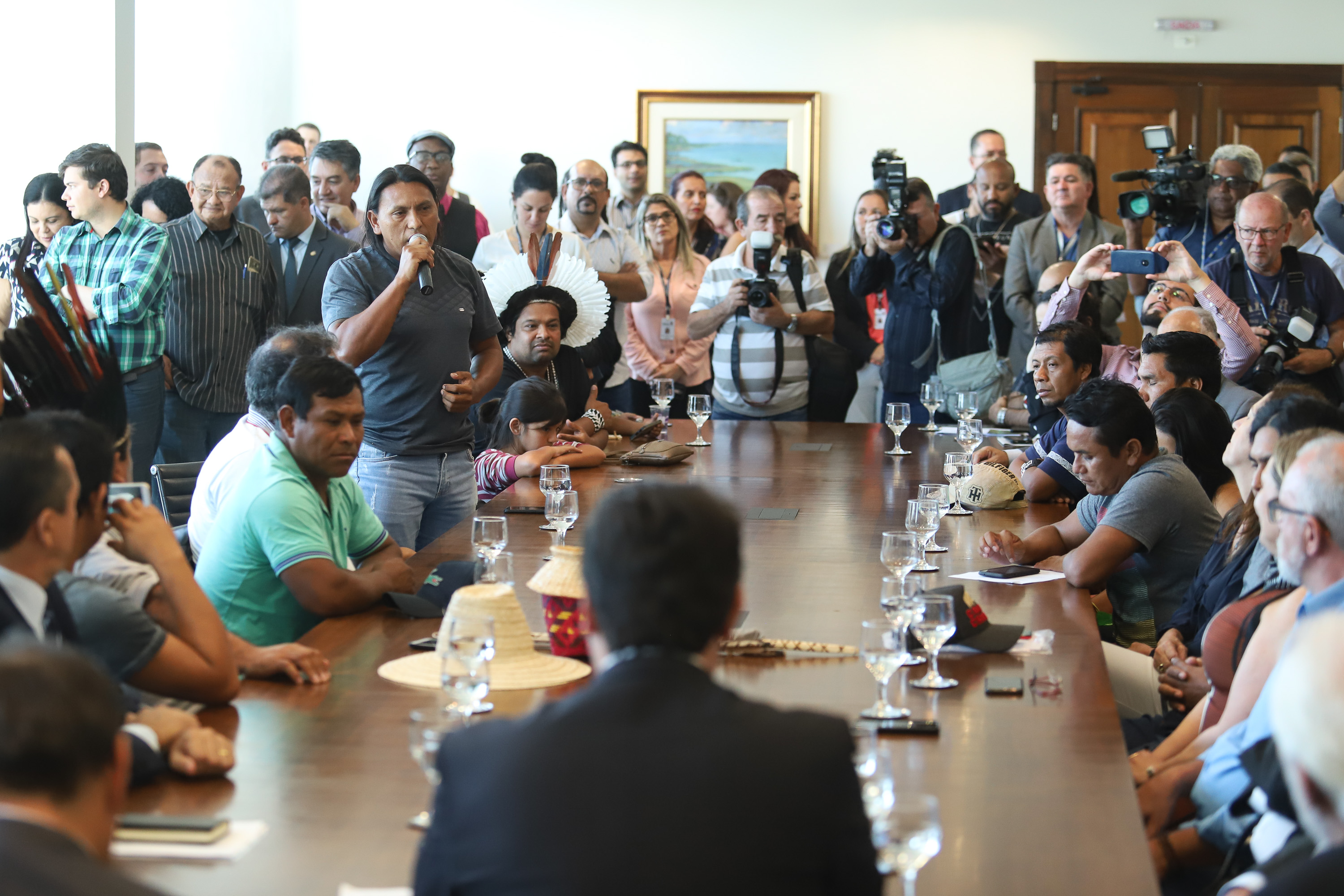O governador Carlos Massa Ratinho Junior assinou nesta quarta-feira (17), no Palácio Iguaçu, um projeto de lei que propõe a criação do Conselho Estadual dos Povos Indígenas (CEPI-PR), órgão consultivo que será responsável por assegurar a participação dos povos indígenas nas políticas públicas do Estado. - Curitiba, 17/04/2019 - Foto: Rodrigo Félix Leal/ANPr