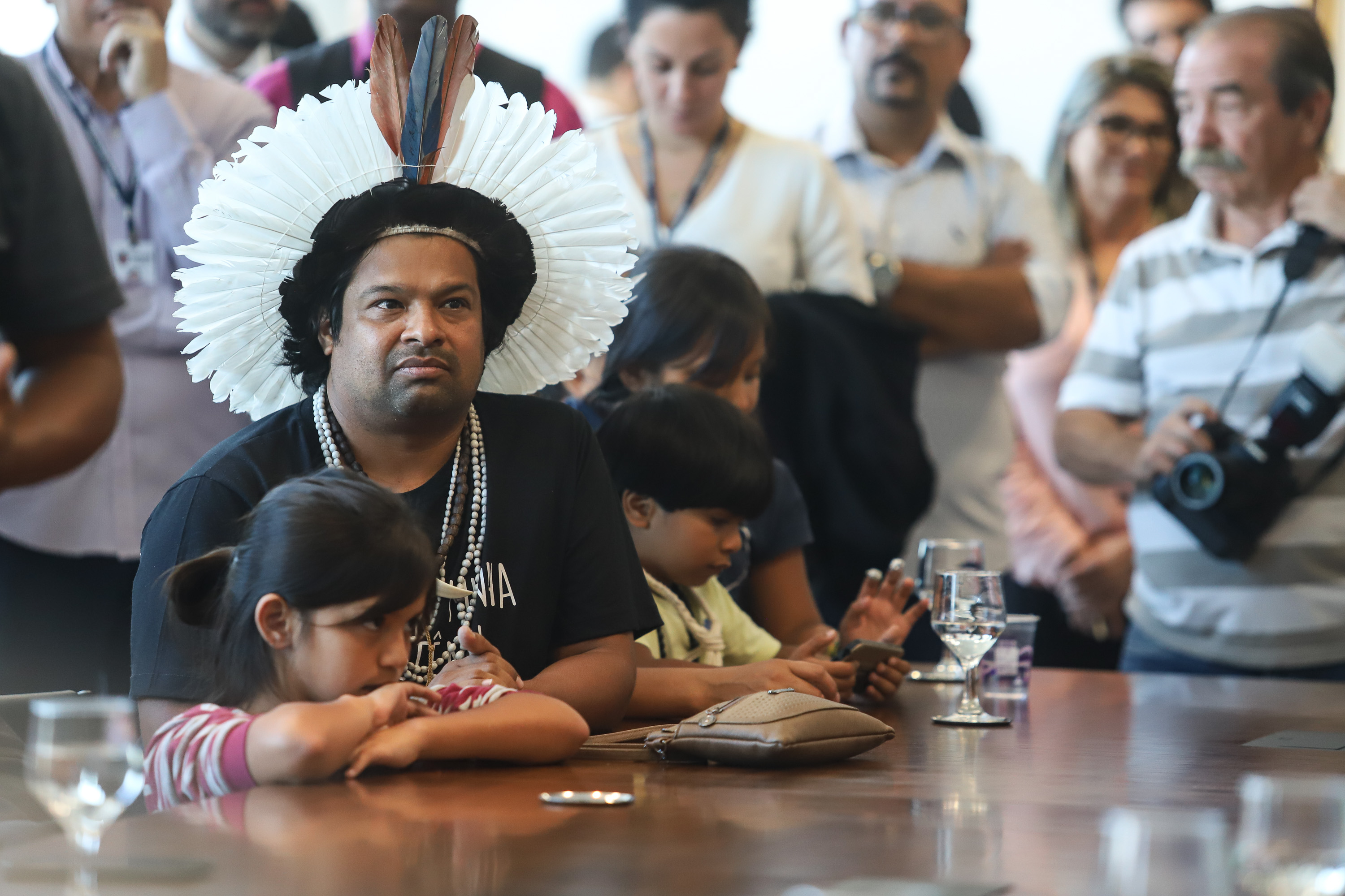 O governador Carlos Massa Ratinho Junior assinou nesta quarta-feira (17), no Palácio Iguaçu, um projeto de lei que propõe a criação do Conselho Estadual dos Povos Indígenas (CEPI-PR), órgão consultivo que será responsável por assegurar a participação dos povos indígenas nas políticas públicas do Estado. - Curitiba, 17/04/2019 - Foto: Rodrigo Félix Leal/ANPr