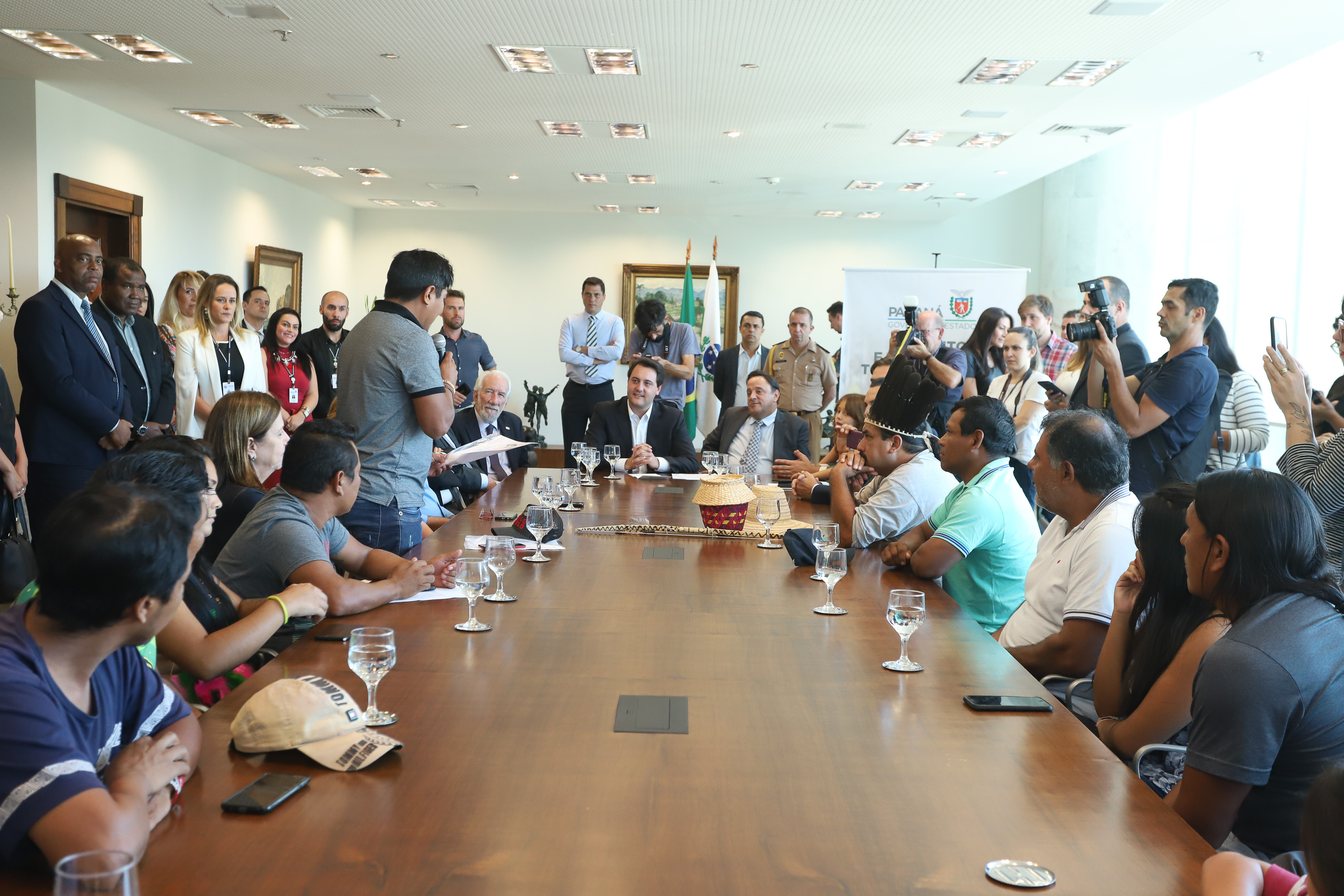O governador Carlos Massa Ratinho Junior assinou nesta quarta-feira (17), no Palácio Iguaçu, um projeto de lei que propõe a criação do Conselho Estadual dos Povos Indígenas (CEPI-PR), órgão consultivo que será responsável por assegurar a participação dos povos indígenas nas políticas públicas do Estado. - Curitiba, 17/04/2019 - Foto: Rodrigo Félix Leal/ANPr