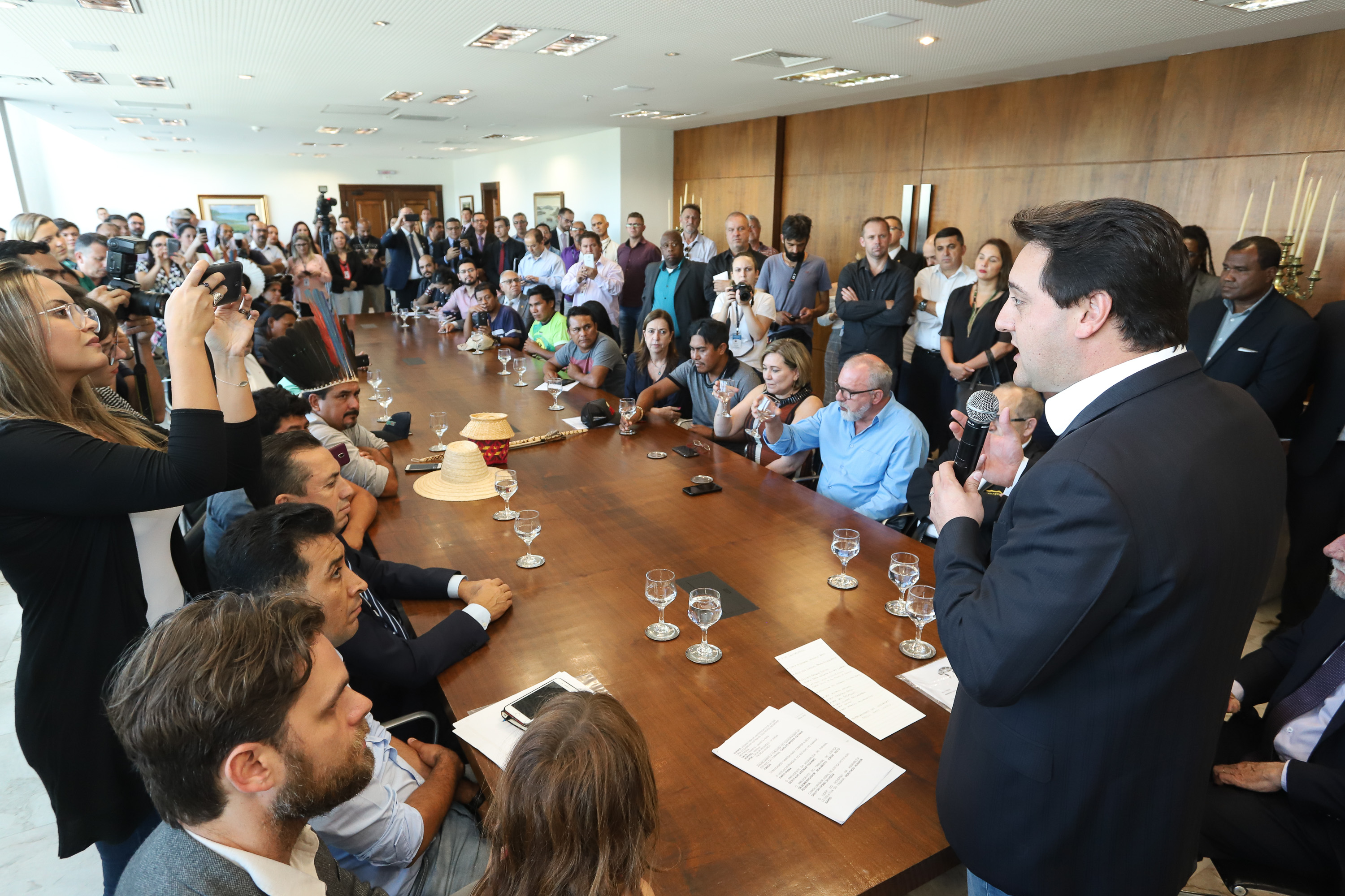 O governador Carlos Massa Ratinho Junior assinou nesta quarta-feira (17), no Palácio Iguaçu, um projeto de lei que propõe a criação do Conselho Estadual dos Povos Indígenas (CEPI-PR), órgão consultivo que será responsável por assegurar a participação dos povos indígenas nas políticas públicas do Estado. - Curitiba, 17/04/2019 - Foto: Rodrigo Félix Leal/ANPr