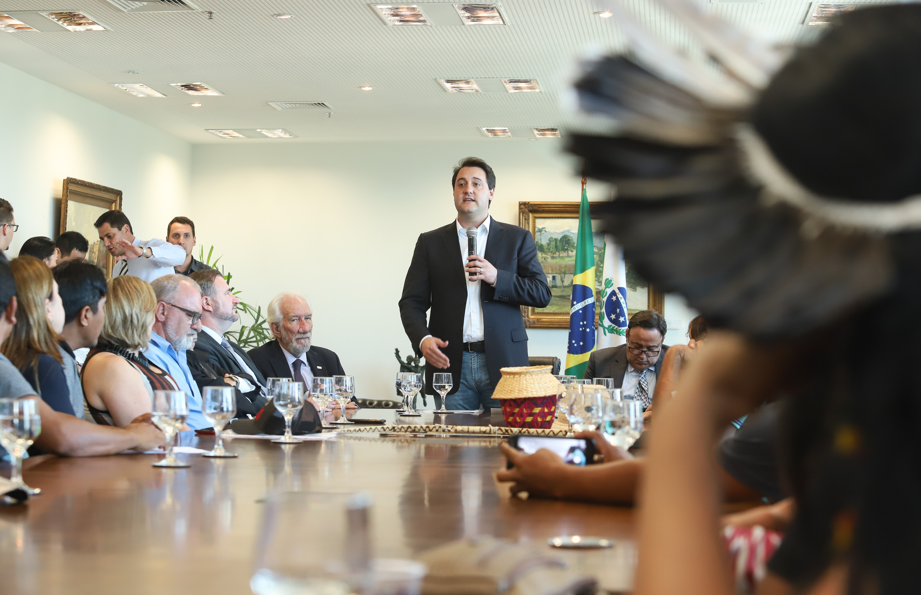 O governador Carlos Massa Ratinho Junior assinou nesta quarta-feira (17), no Palácio Iguaçu, um projeto de lei que propõe a criação do Conselho Estadual dos Povos Indígenas (CEPI-PR), órgão consultivo que será responsável por assegurar a participação dos povos indígenas nas políticas públicas do Estado. - Curitiba, 17/04/2019 - Foto: Rodrigo Félix Leal/ANPr
