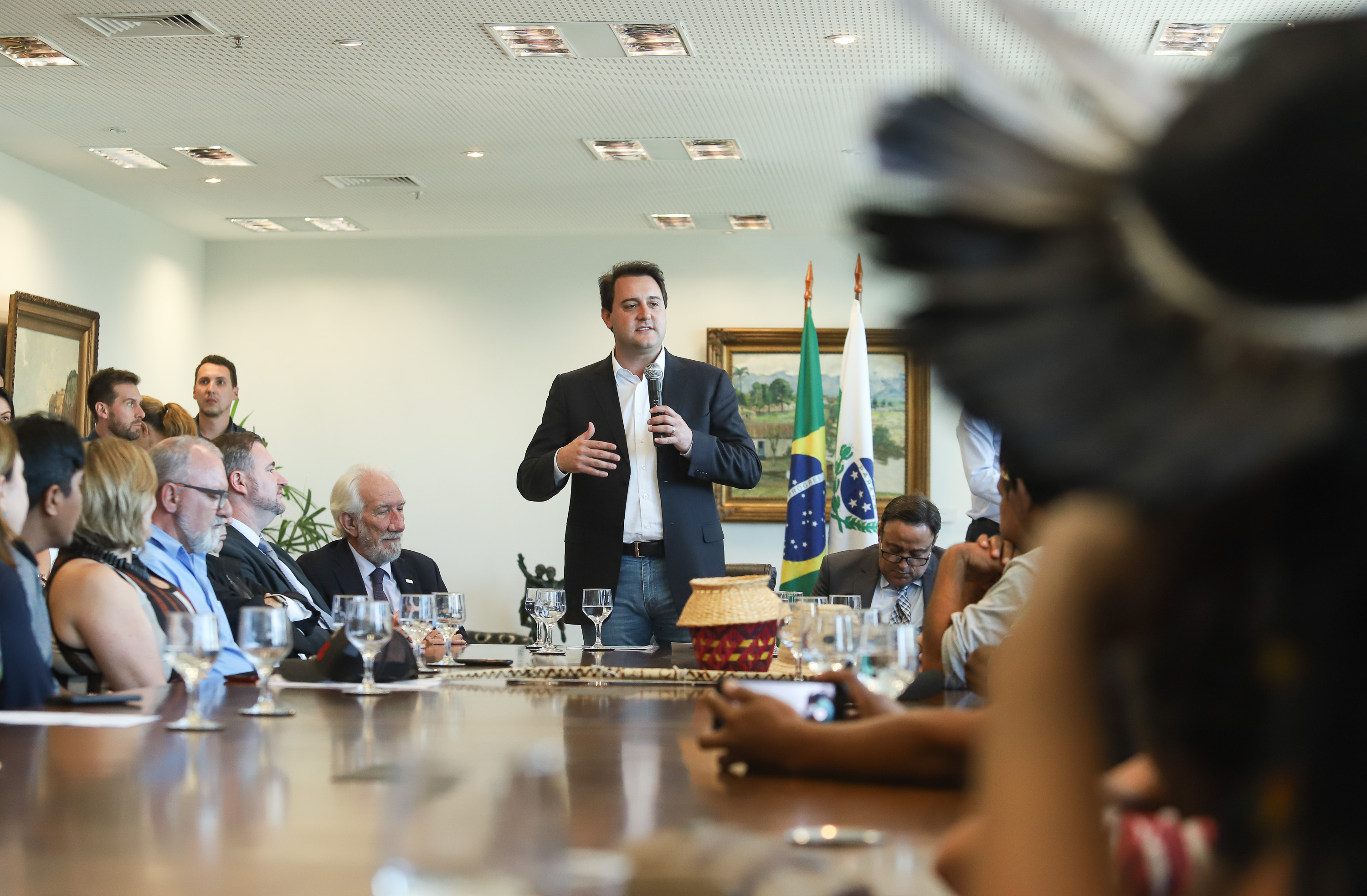 O governador Carlos Massa Ratinho Junior assinou nesta quarta-feira (17), no Palácio Iguaçu, um projeto de lei que propõe a criação do Conselho Estadual dos Povos Indígenas (CEPI-PR), órgão consultivo que será responsável por assegurar a participação dos povos indígenas nas políticas públicas do Estado. - Curitiba, 17/04/2019 - Foto: Rodrigo Félix Leal/ANPr
