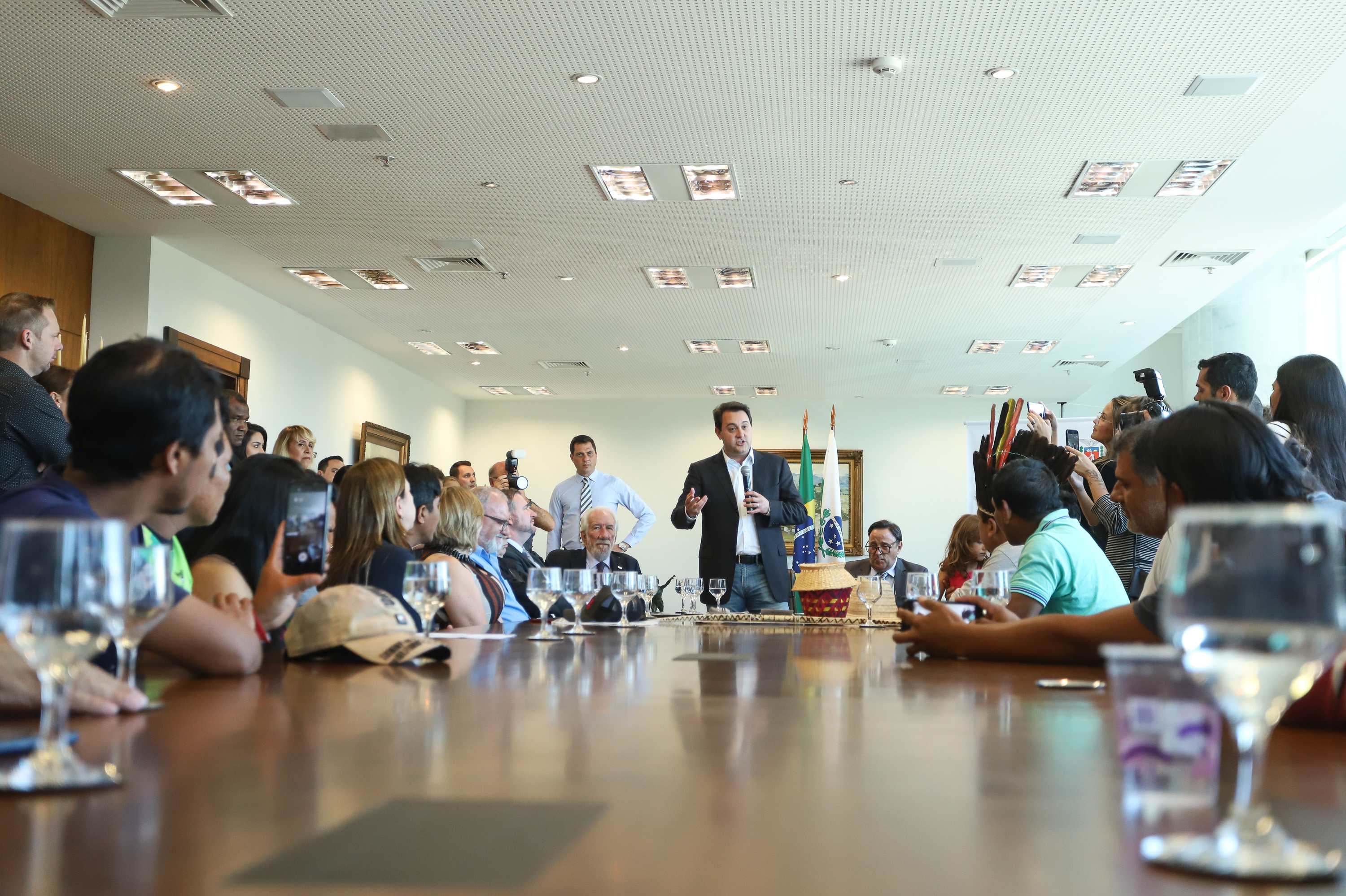 O governador Carlos Massa Ratinho Junior assinou nesta quarta-feira (17), no Palácio Iguaçu, um projeto de lei que propõe a criação do Conselho Estadual dos Povos Indígenas (CEPI-PR), órgão consultivo que será responsável por assegurar a participação dos povos indígenas nas políticas públicas do Estado. - Curitiba, 17/04/2019 - Foto: Rodrigo Félix Leal/ANPr