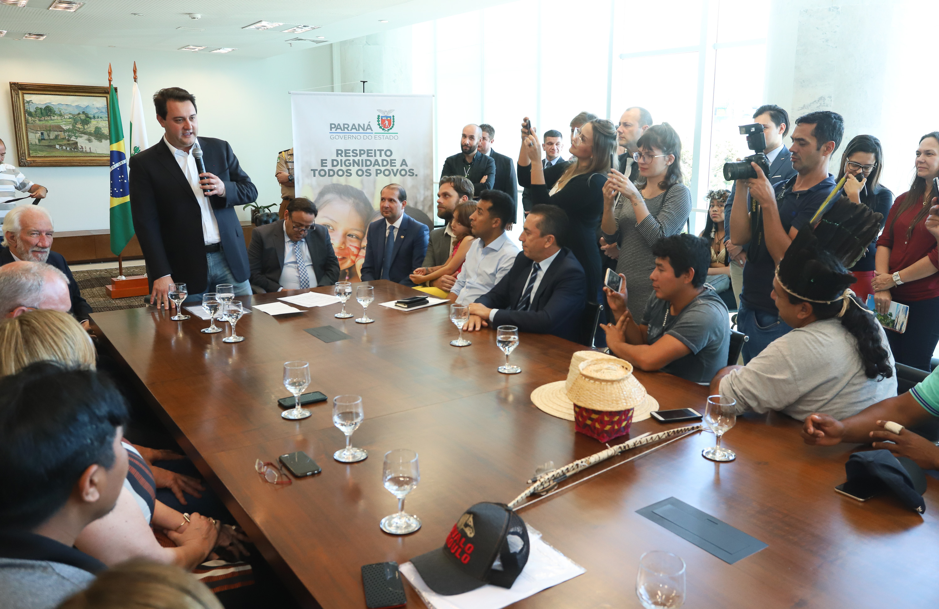 O governador Carlos Massa Ratinho Junior assinou nesta quarta-feira (17), no Palácio Iguaçu, um projeto de lei que propõe a criação do Conselho Estadual dos Povos Indígenas (CEPI-PR), órgão consultivo que será responsável por assegurar a participação dos povos indígenas nas políticas públicas do Estado. - Curitiba, 17/04/2019 - Foto: Rodrigo Félix Leal/ANPr