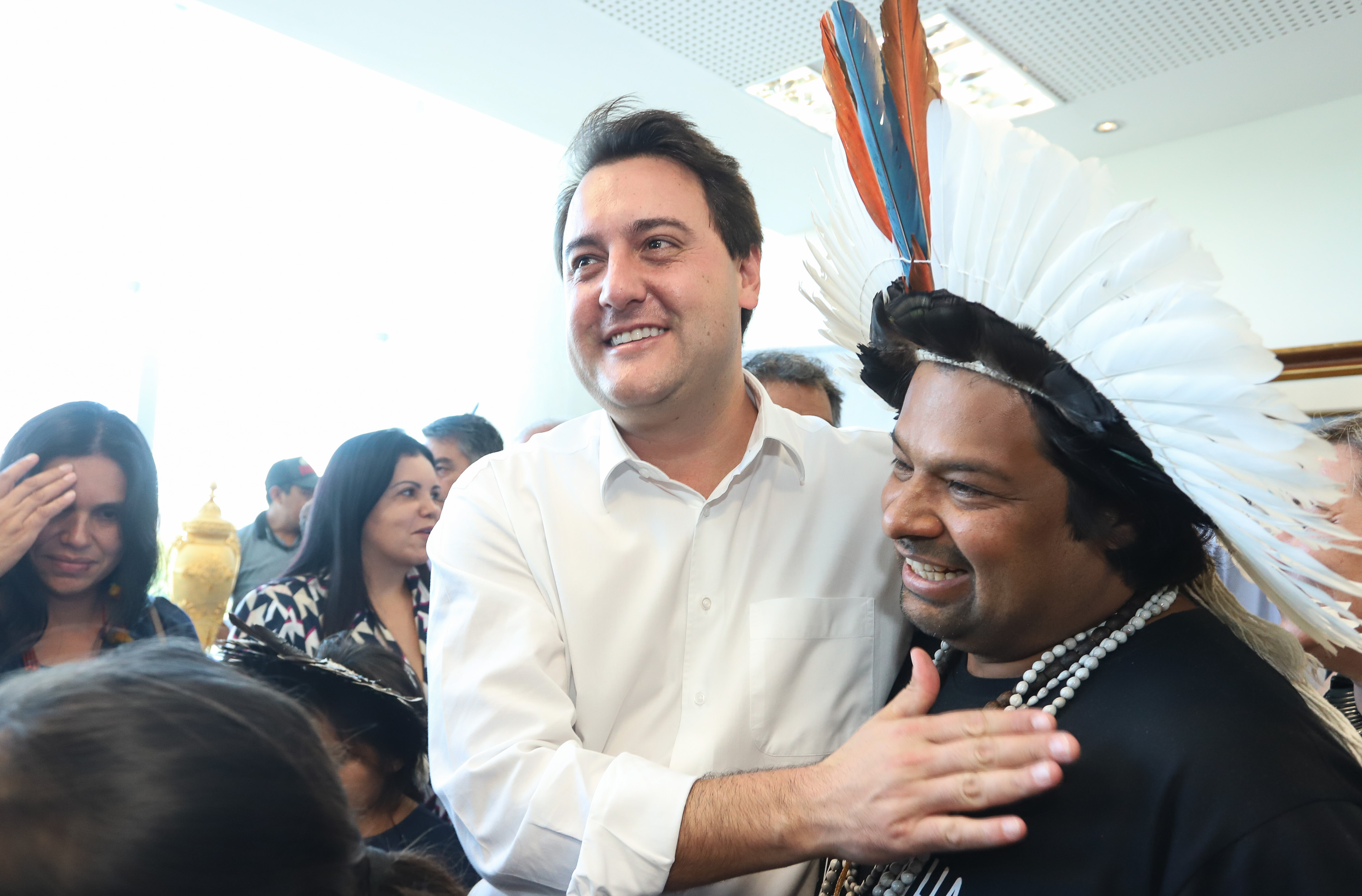 O governador Carlos Massa Ratinho Junior assinou nesta quarta-feira (17), no Palácio Iguaçu, um projeto de lei que propõe a criação do Conselho Estadual dos Povos Indígenas (CEPI-PR), órgão consultivo que será responsável por assegurar a participação dos povos indígenas nas políticas públicas do Estado. - Curitiba, 17/04/2019 - Foto: Rodrigo Félix Leal/ANPr