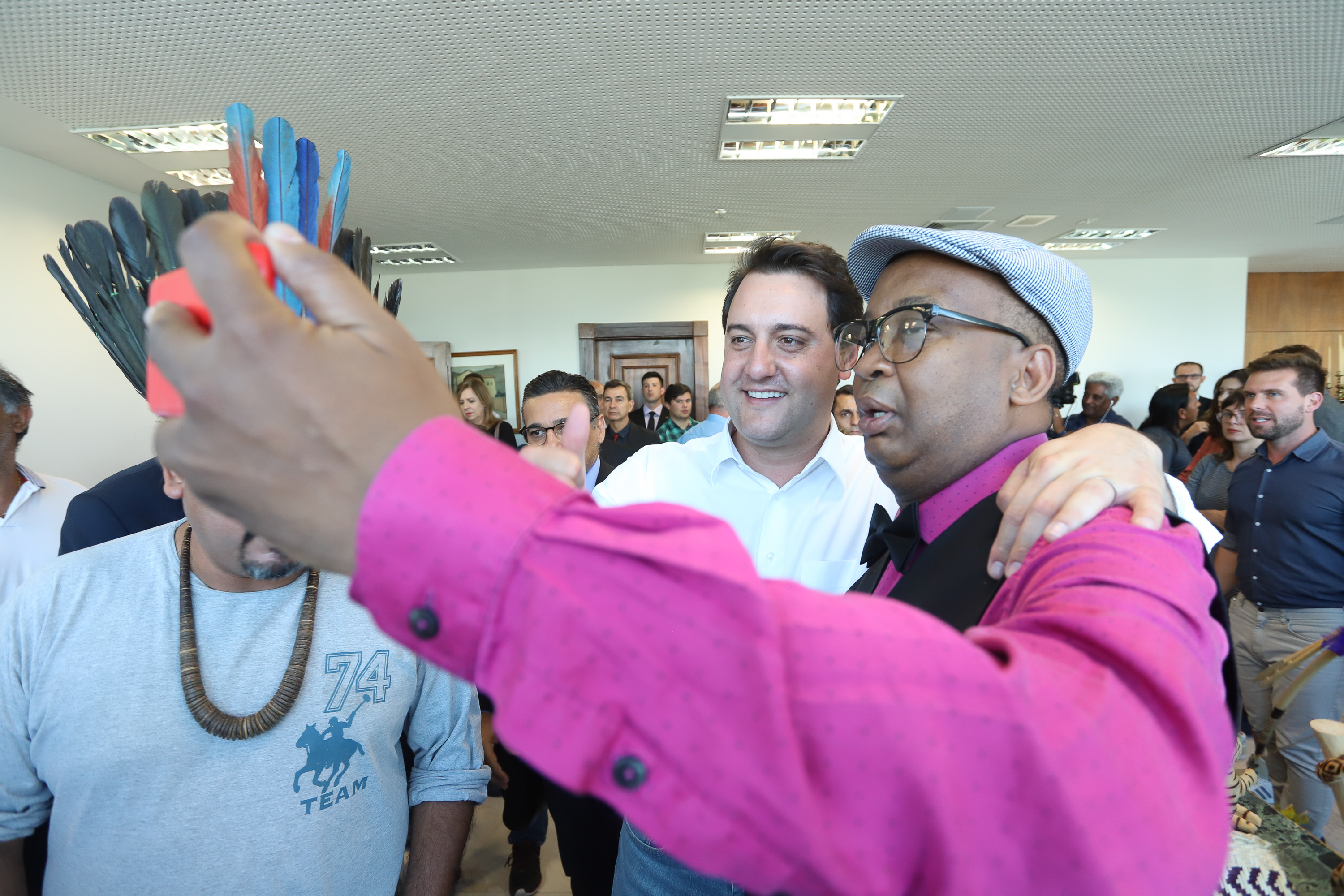 O governador Carlos Massa Ratinho Junior assinou nesta quarta-feira (17), no Palácio Iguaçu, um projeto de lei que propõe a criação do Conselho Estadual dos Povos Indígenas (CEPI-PR), órgão consultivo que será responsável por assegurar a participação dos povos indígenas nas políticas públicas do Estado. - Curitiba, 17/04/2019 - Foto: Rodrigo Félix Leal/ANPr