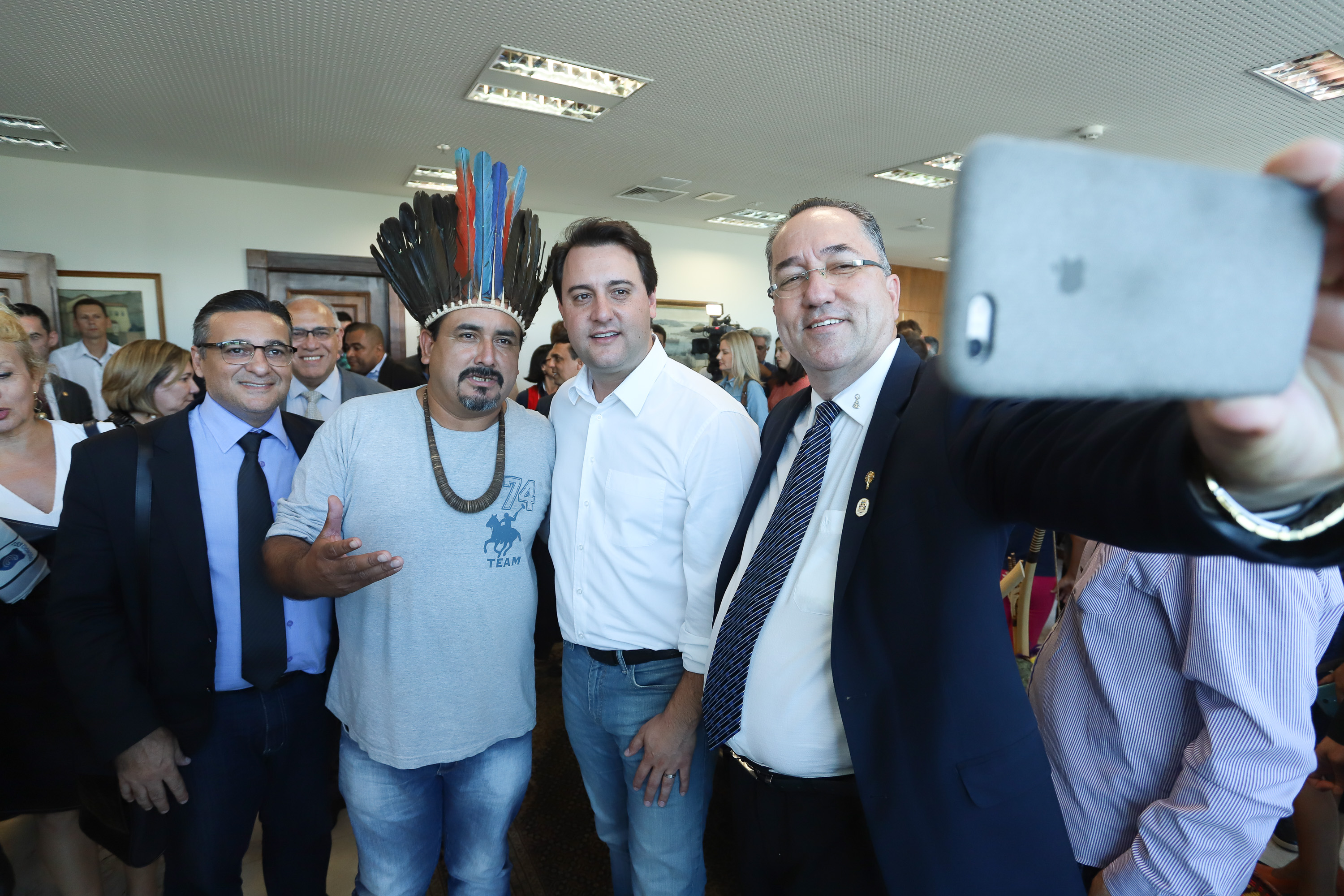 O governador Carlos Massa Ratinho Junior assinou nesta quarta-feira (17), no Palácio Iguaçu, um projeto de lei que propõe a criação do Conselho Estadual dos Povos Indígenas (CEPI-PR), órgão consultivo que será responsável por assegurar a participação dos povos indígenas nas políticas públicas do Estado. - Curitiba, 17/04/2019 - Foto: Rodrigo Félix Leal/ANPr