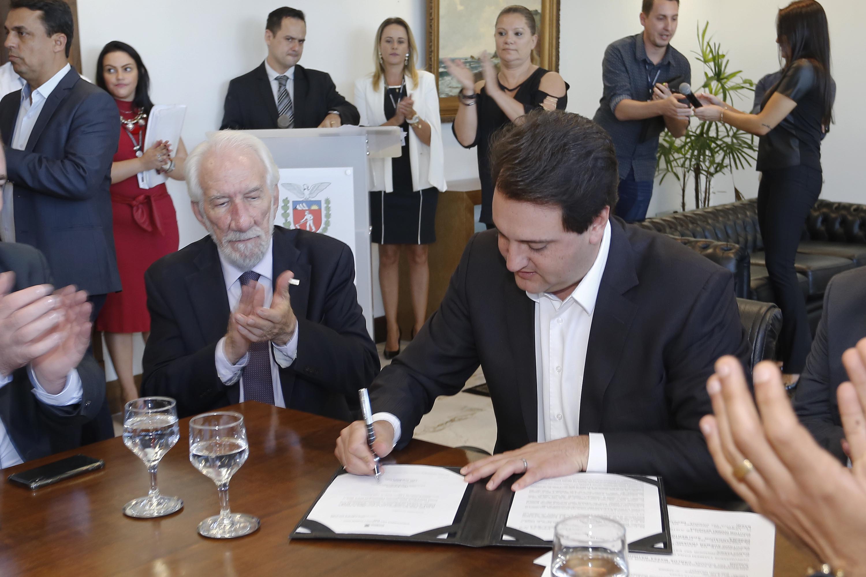 O governador Carlos Massa Ratinho Junior assina projeto de lei, a ser enviado à Assembleia Legislativa, propondo a criação do Conselho Estadual dos Povos Indígenas do Paraná. Presentes na solenidade: superintendente geral de diálogo e interação social Mauro Rockenbach, caciques, deputados, entre outros.Curitiba, 17-04-19.Foto: Arnaldo Alves / ANPr.