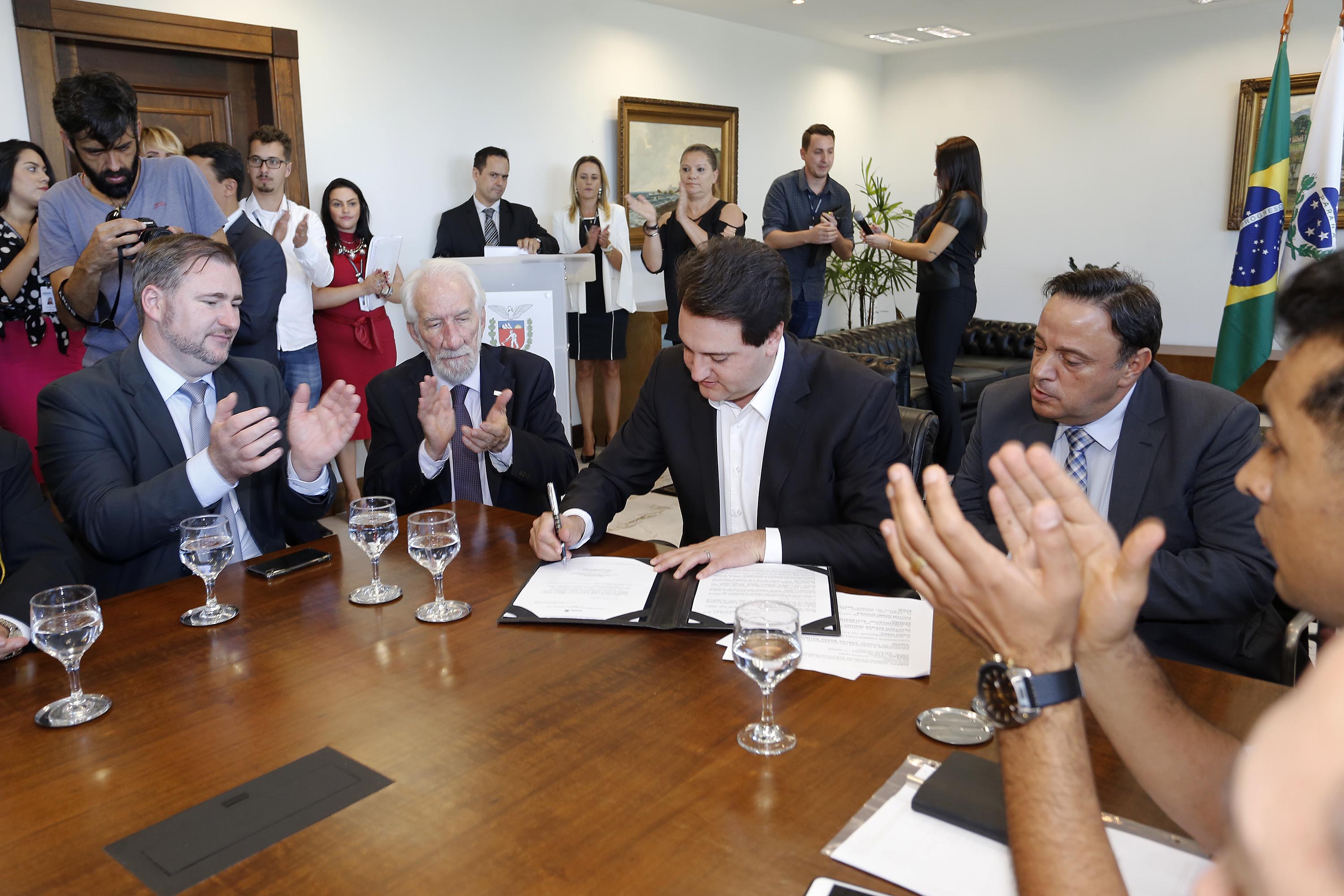 O governador Carlos Massa Ratinho Junior assina projeto de lei, a ser enviado à Assembleia Legislativa, propondo a criação do Conselho Estadual dos Povos Indígenas do Paraná. Presentes na solenidade: superintendente geral de diálogo e interação social Mauro Rockenbach, caciques, deputados, entre outros.Curitiba, 17-04-19.Foto: Arnaldo Alves / ANPr.