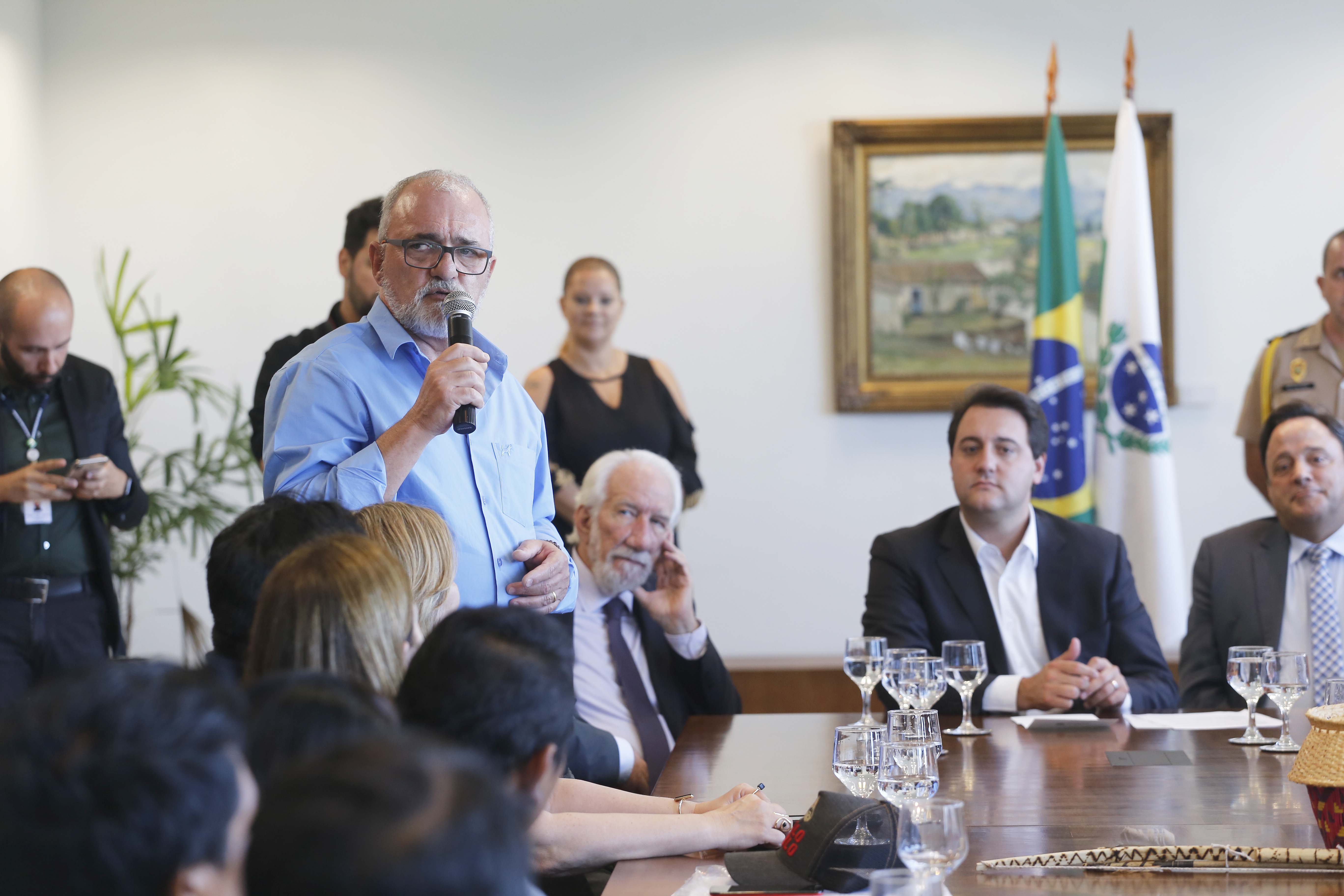 O governador Carlos Massa Ratinho Junior assina projeto de lei, a ser enviado à Assembleia Legislativa, propondo a criação do Conselho Estadual dos Povos Indígenas do Paraná. Presentes na solenidade: superintendente geral de diálogo e interação social Mauro Rockenbach, caciques, deputados, entre outros.Curitiba, 17-04-19.Foto: Arnaldo Alves / ANPr.